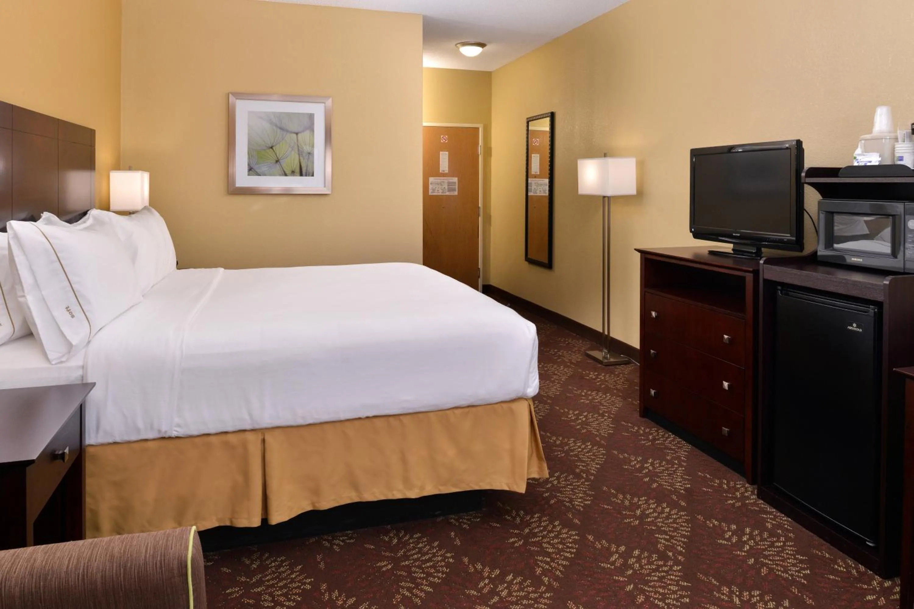 Bedroom, TV/Entertainment Center in Holiday Inn Express Hotel & Suites Cincinnati-North/Sharonville