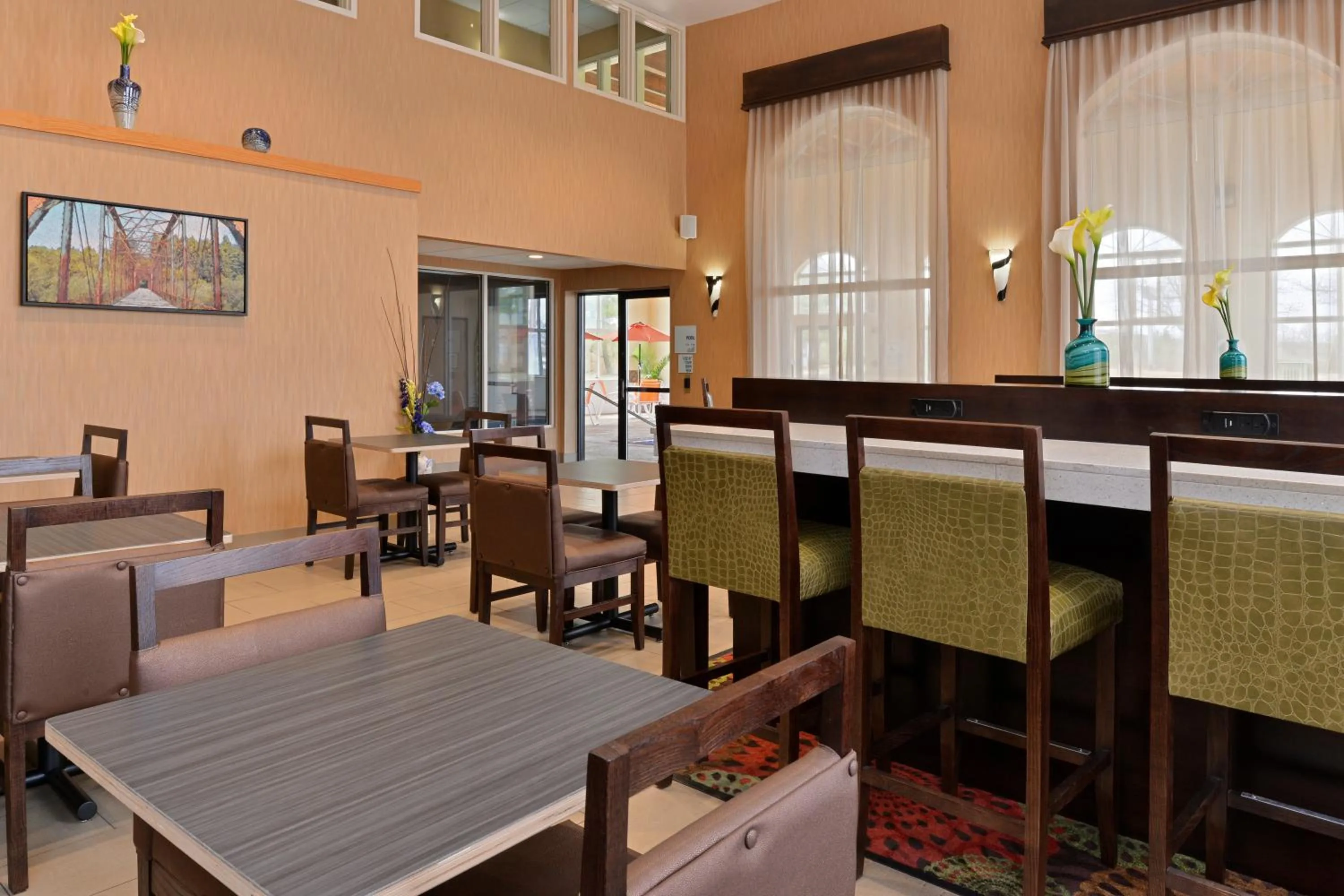 Property building, Restaurant/Places to Eat in Holiday Inn Express Hotel & Suites Cincinnati-North/Sharonville