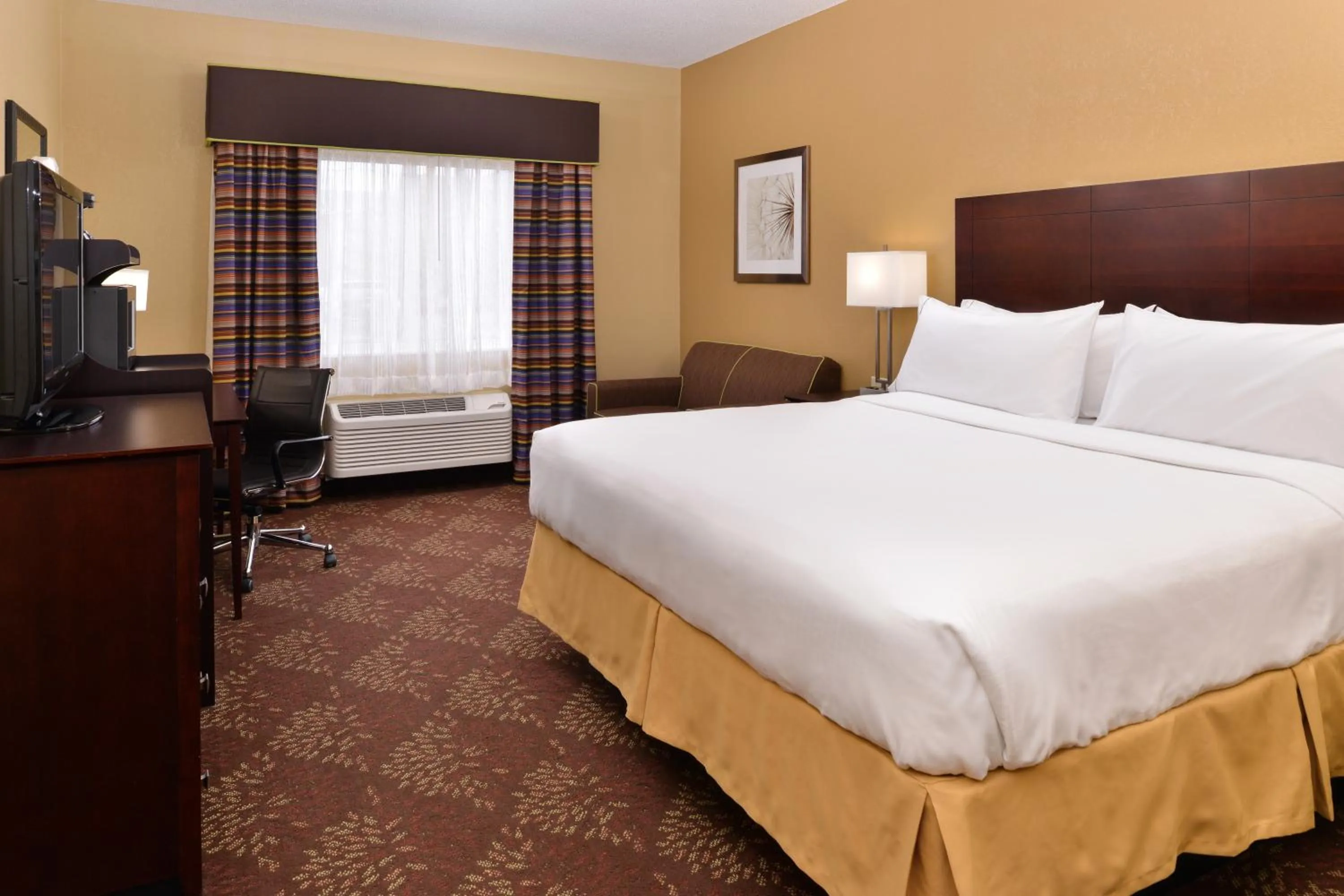 Bed in Holiday Inn Express Hotel & Suites Cincinnati-North/Sharonville