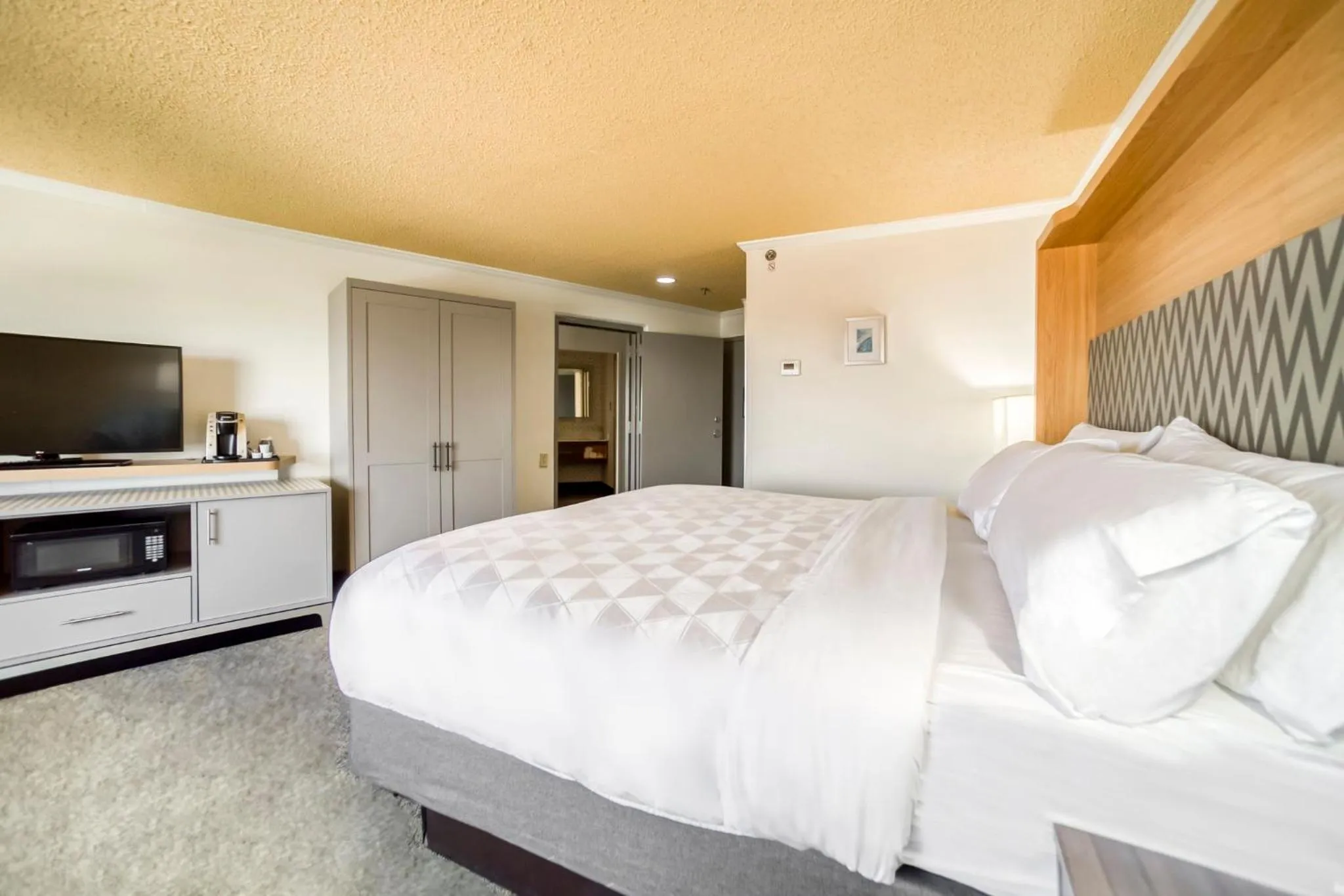 Photo of the whole room, Bed in Holiday Inn Mobile Downtown Historic District by IHG