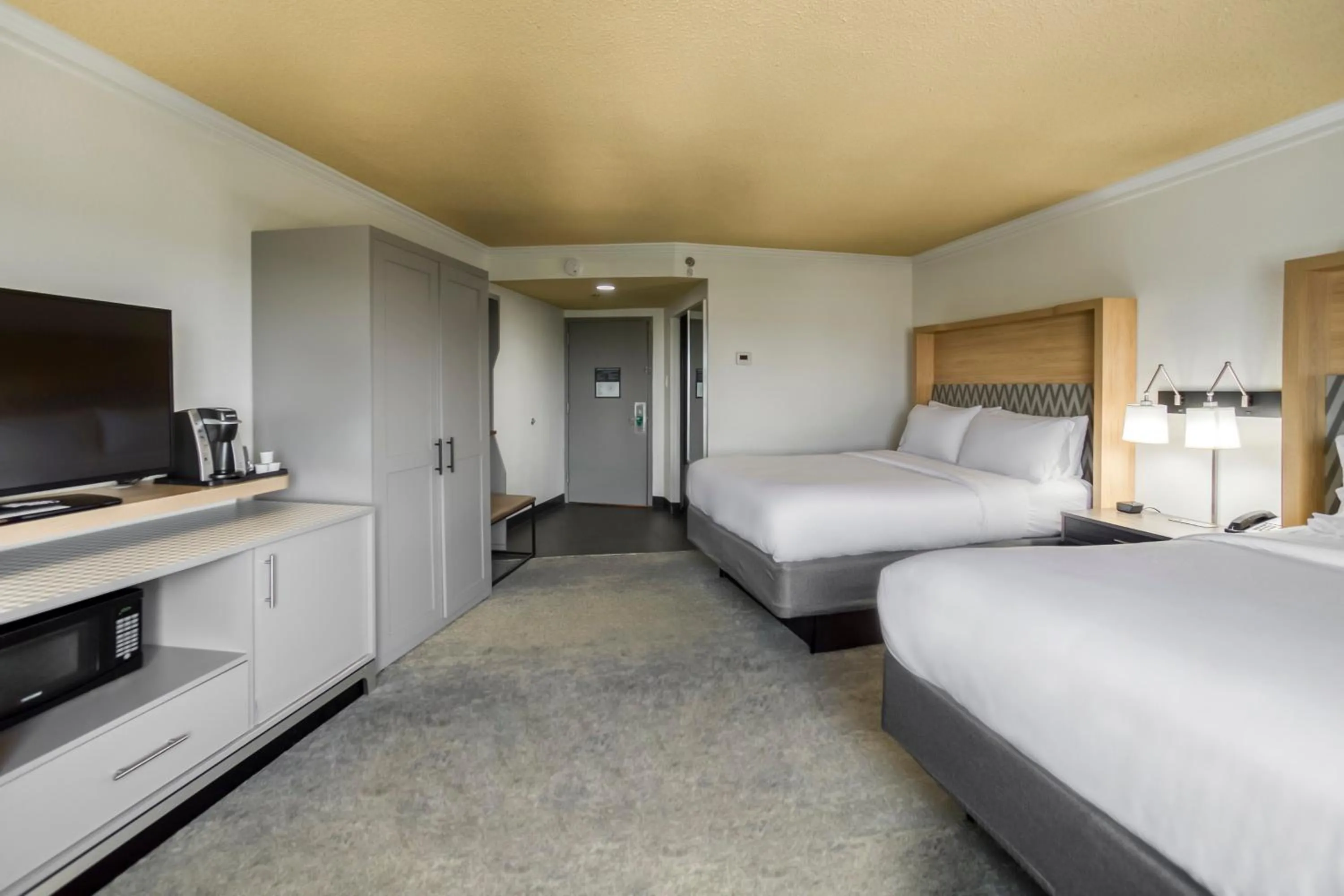 Photo of the whole room, Bed in Holiday Inn Mobile Downtown Historic District by IHG