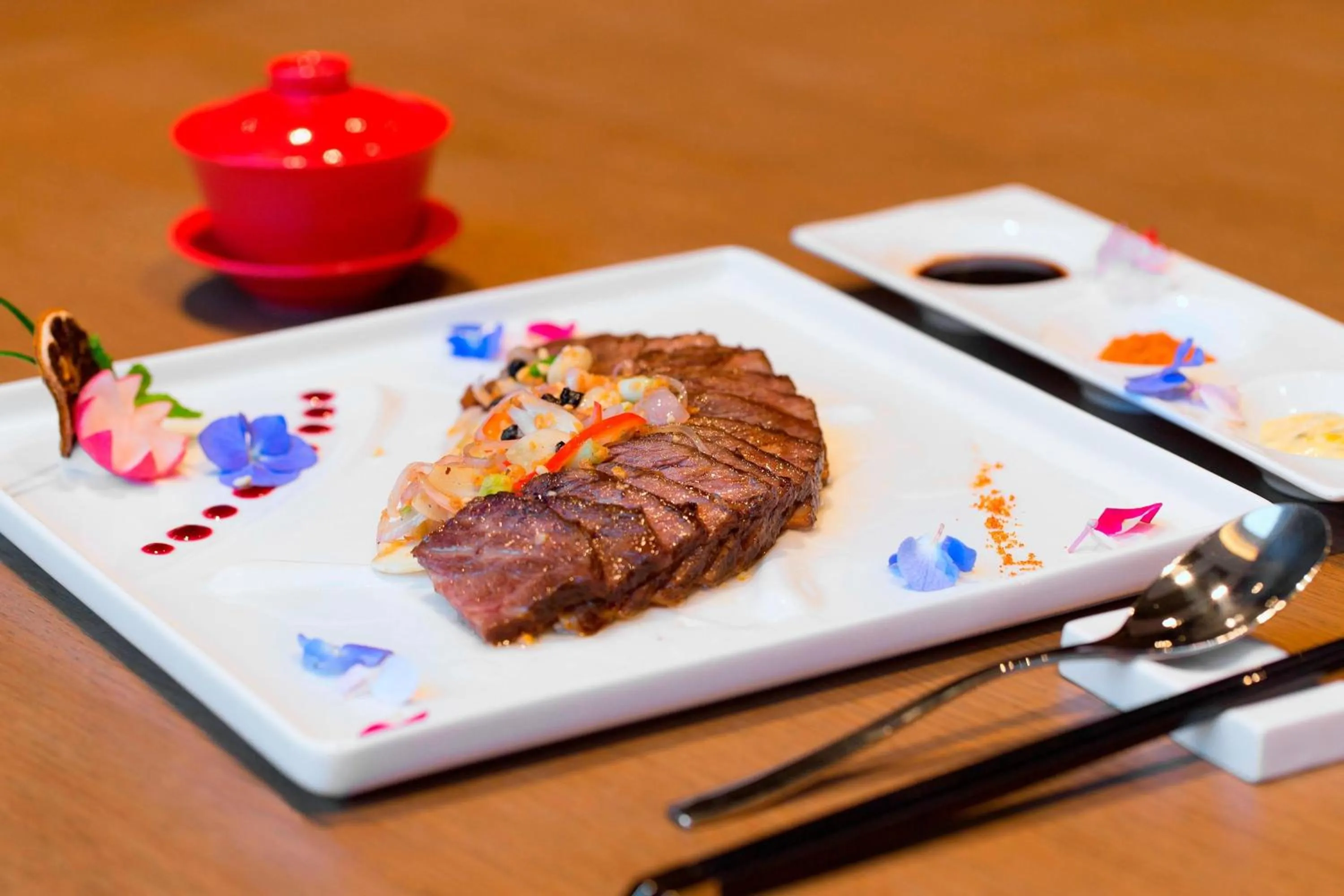 Restaurant/places to eat in Le Meridien Xiaojing Bay