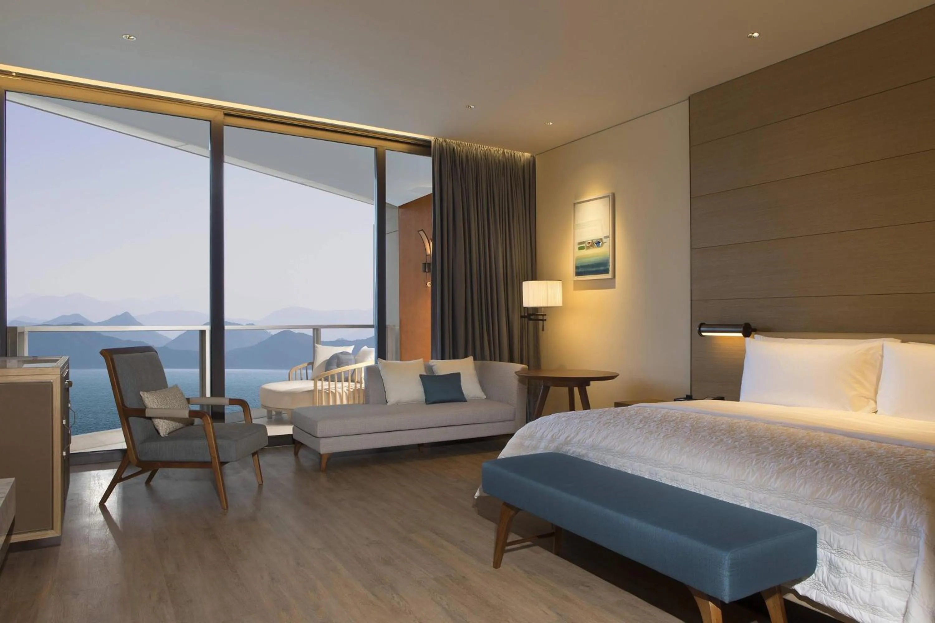 Photo of the whole room, Bed in Le Meridien Xiaojing Bay