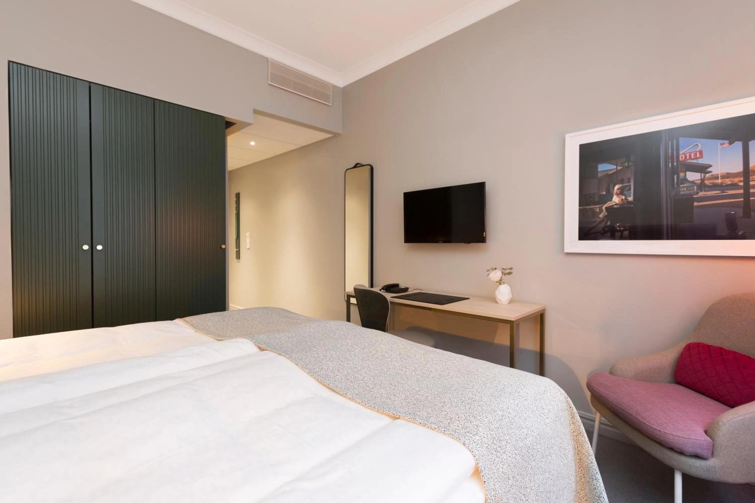 Bedroom, Bed in Elite Hotel Adlon