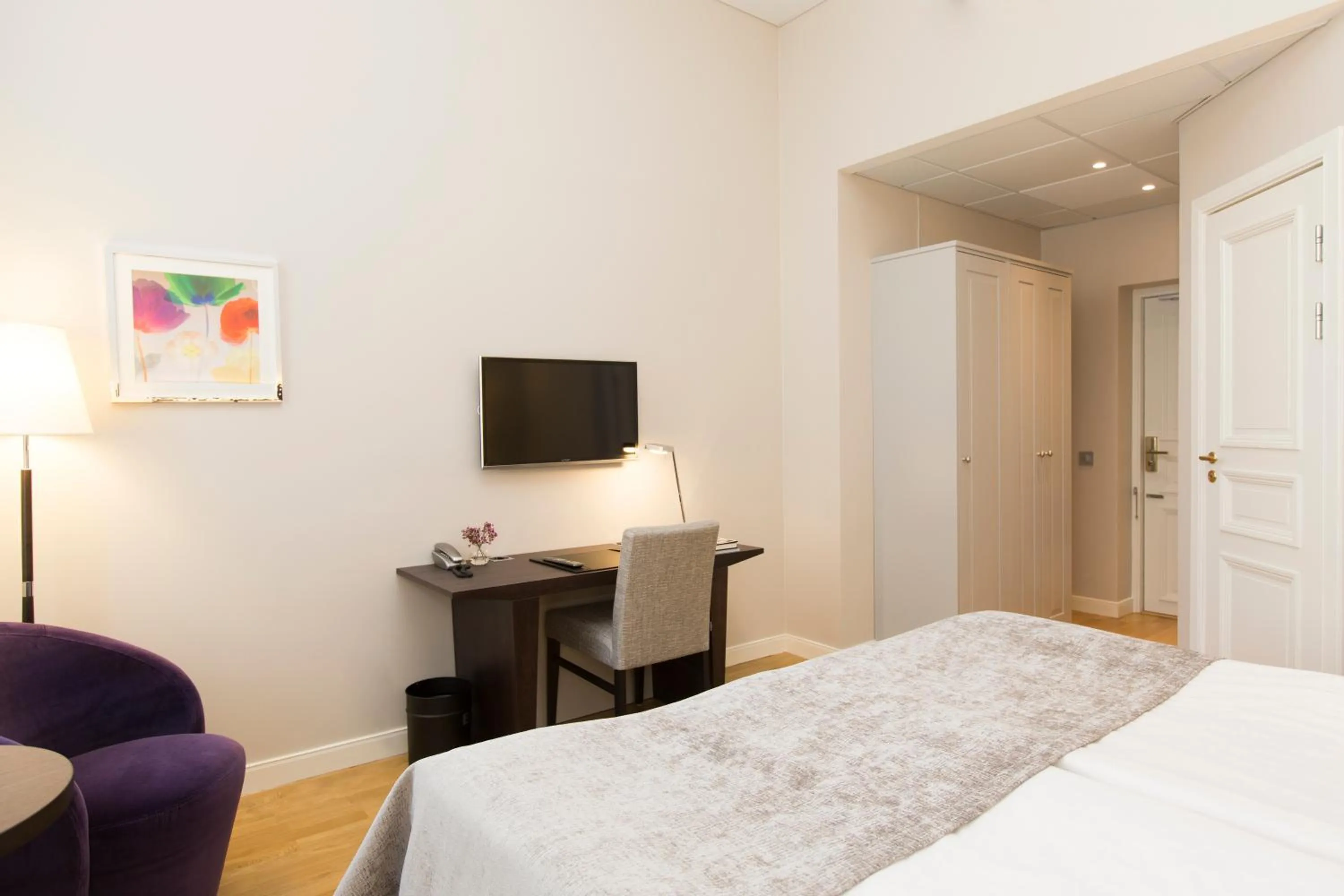 Decorative detail, Bed in Elite Hotel Adlon