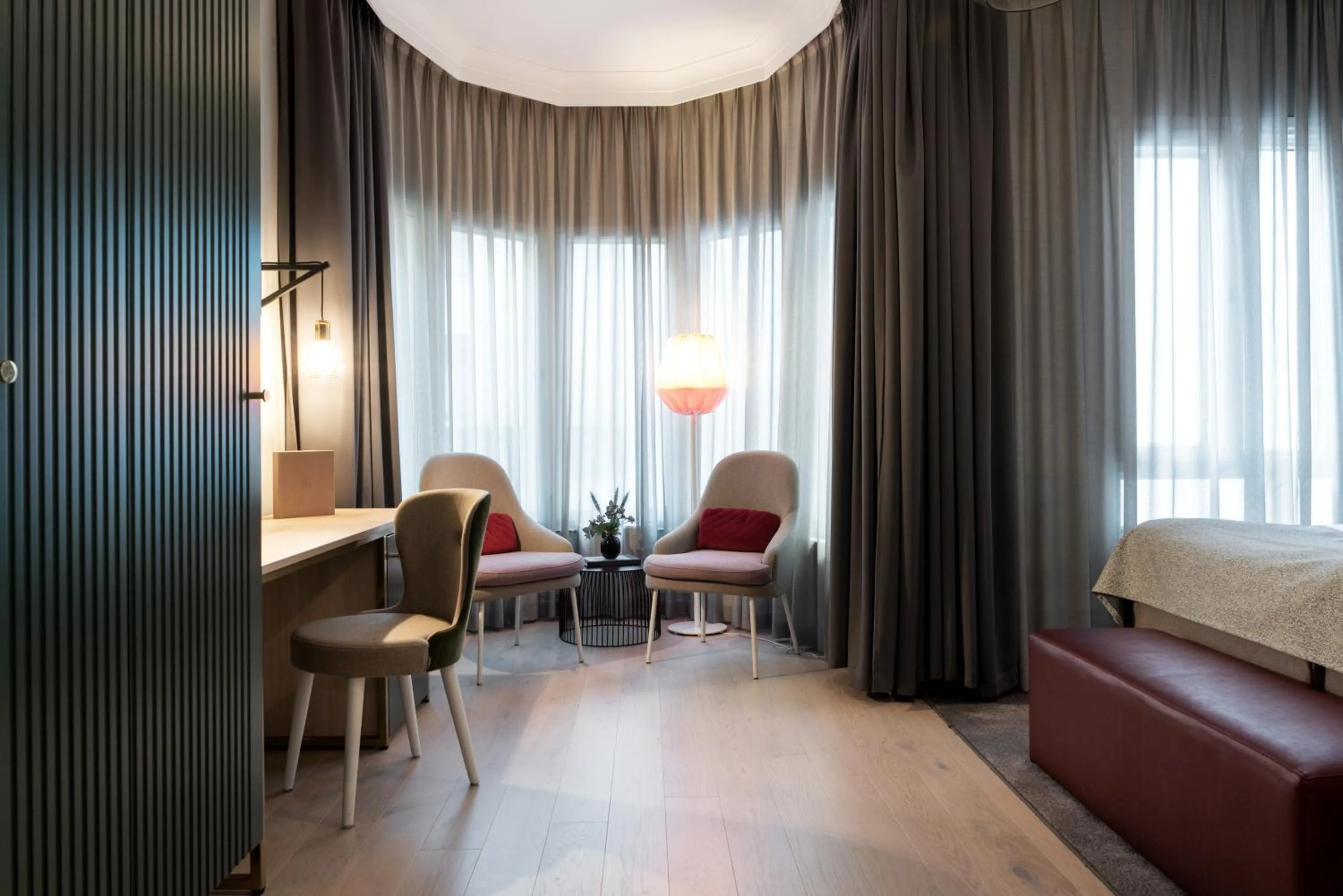 Seating area, Bed in Elite Hotel Adlon