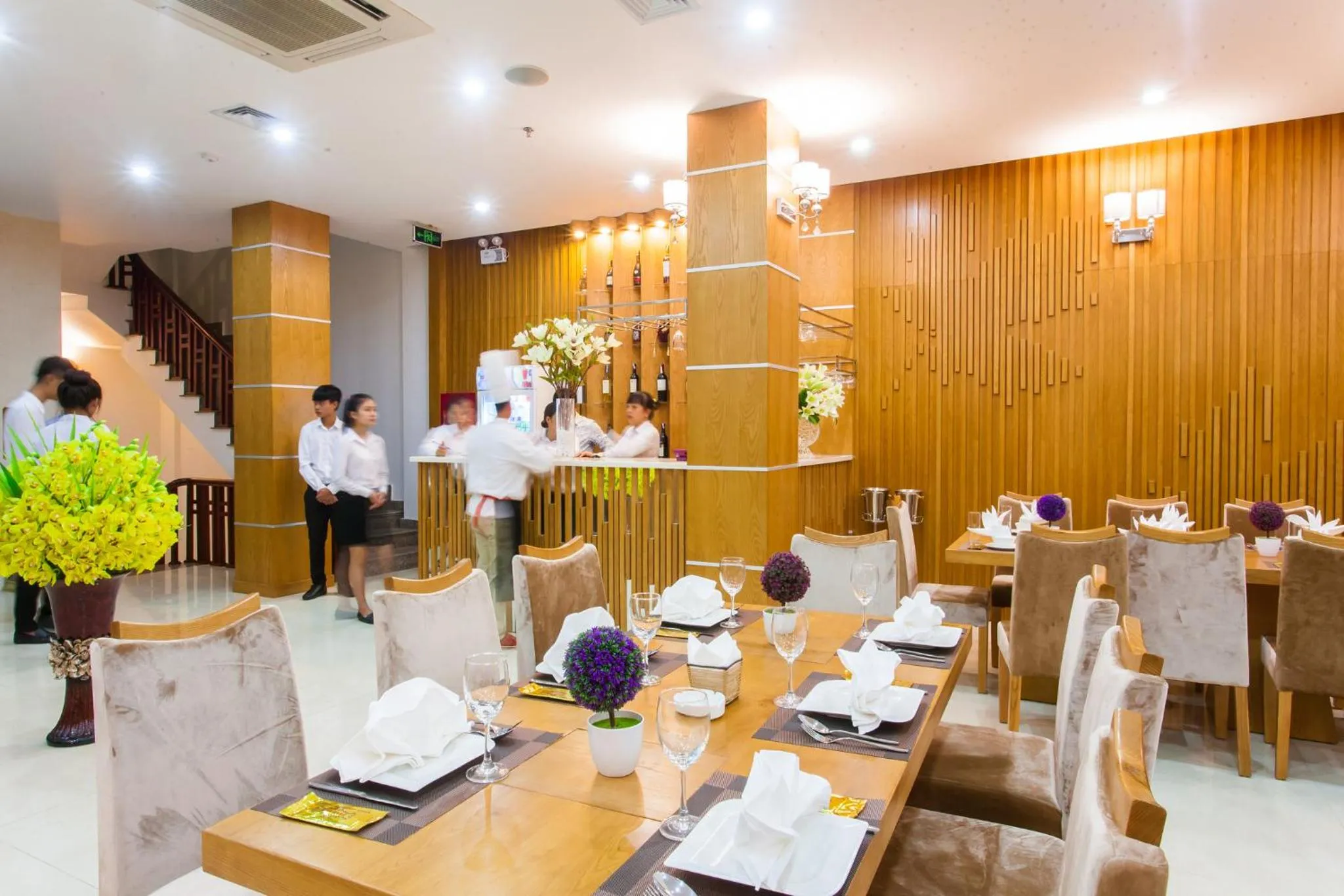 Restaurant/places to eat in Tu Son Luxury Hotel