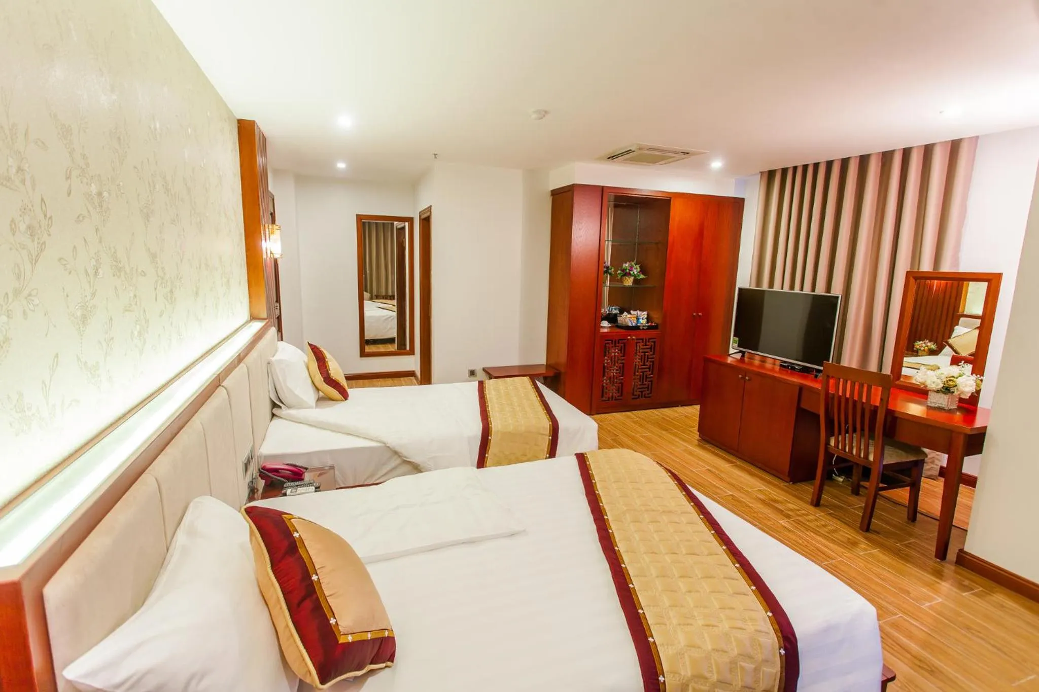 Bed in Tu Son Luxury Hotel