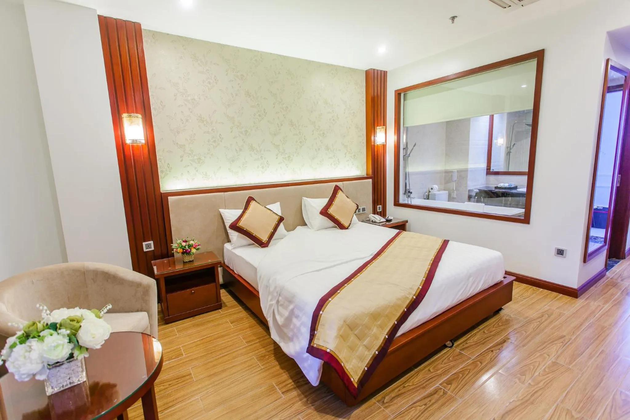 Bed in Tu Son Luxury Hotel