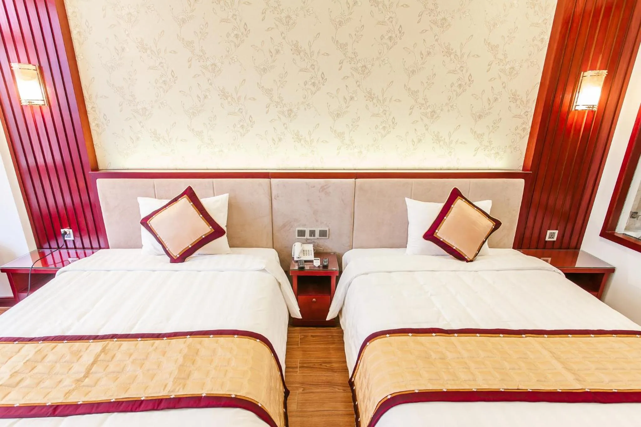 Bed in Tu Son Luxury Hotel