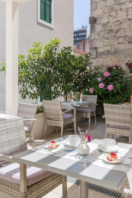 Inner courtyard view in Balatura The Fine Bed&Breakfast Split