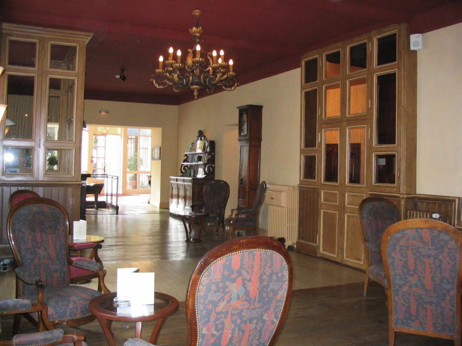 Lobby or reception in Hôtel Au Pavillon du Frêne