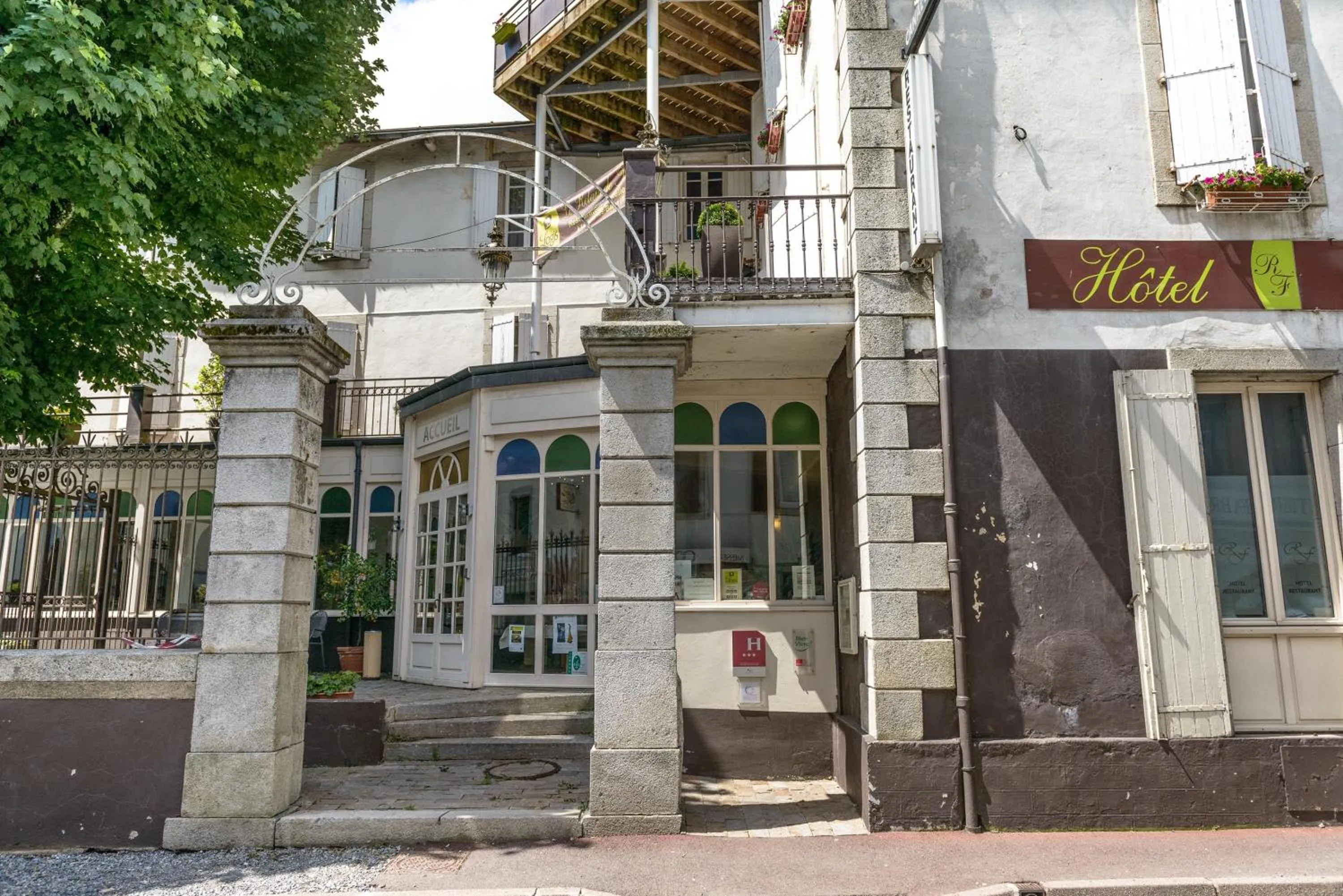 Facade/entrance in Hôtel Au Pavillon du Frêne