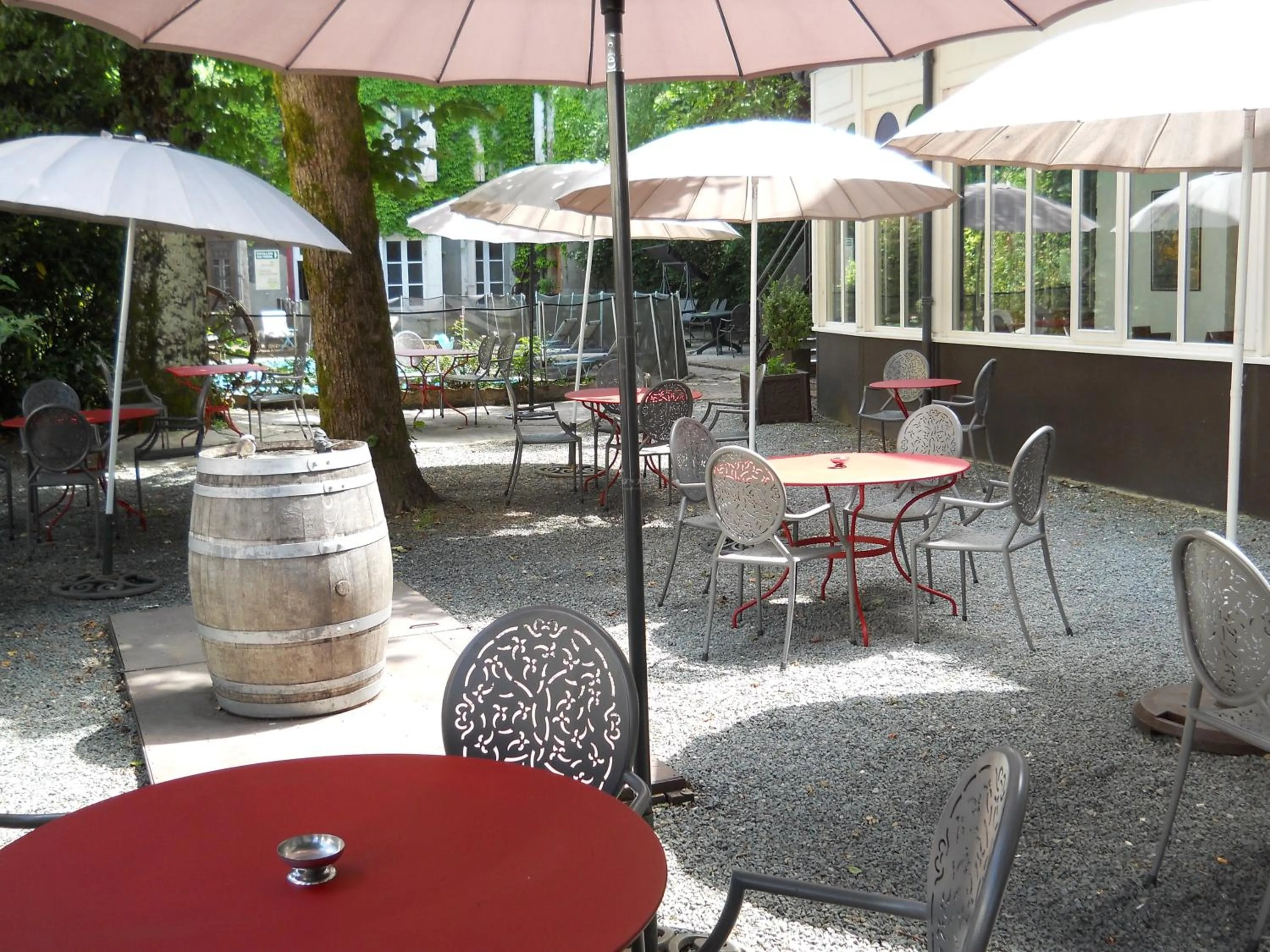 Patio in Hôtel Au Pavillon du Frêne