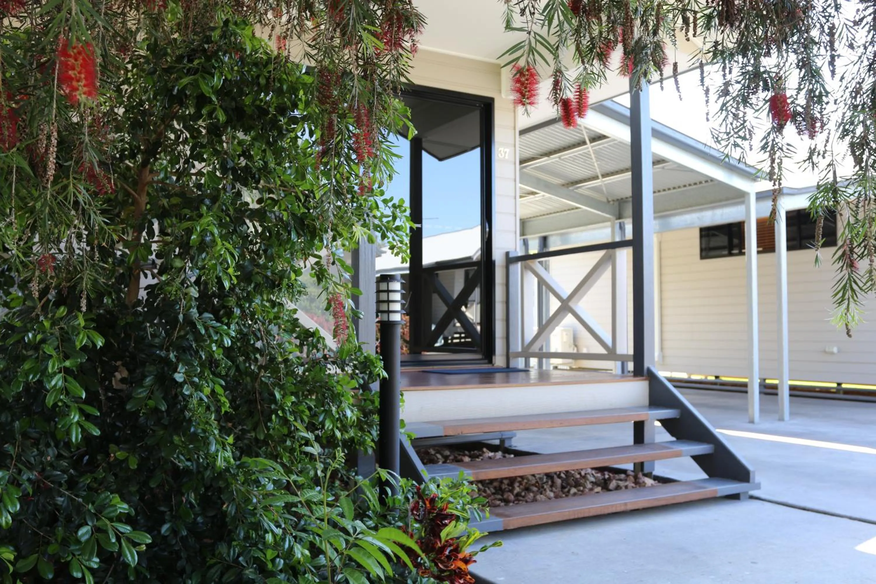 Garden view in Barcaldine Country Motor Inn