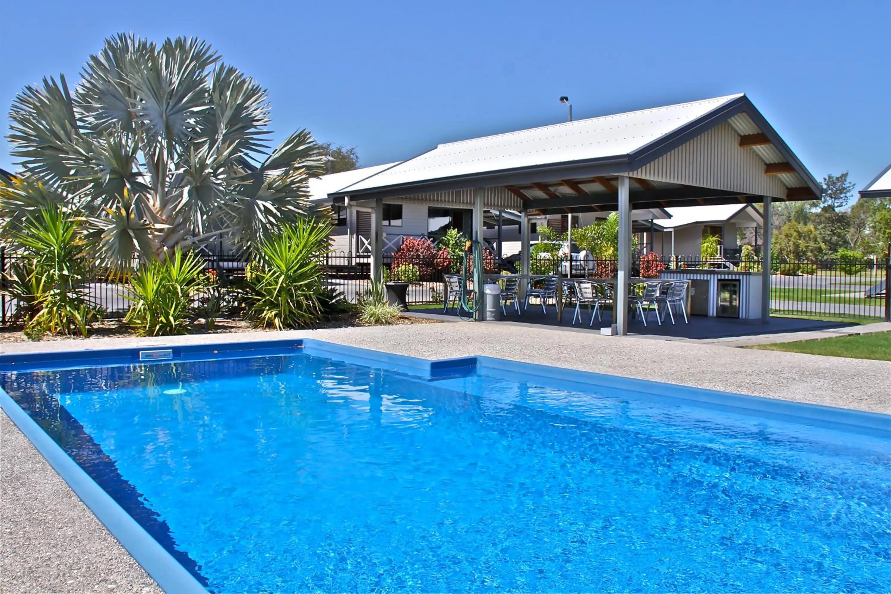 Swimming pool in Barcaldine Country Motor Inn