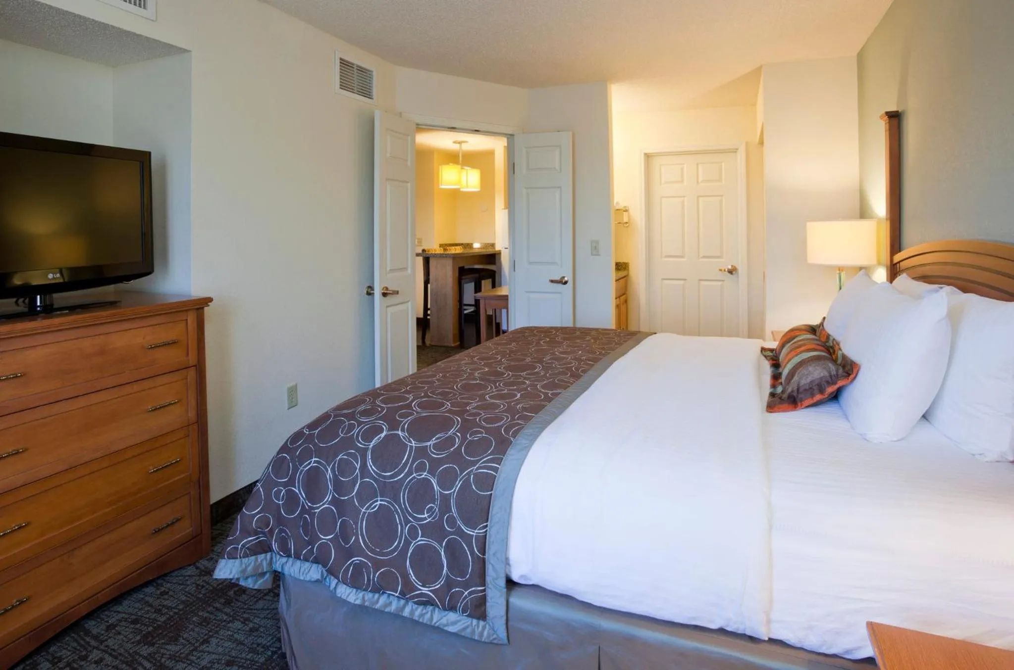Photo of the whole room, Bed in Candlewood Suites Eagan - Mall of America Area by IHG