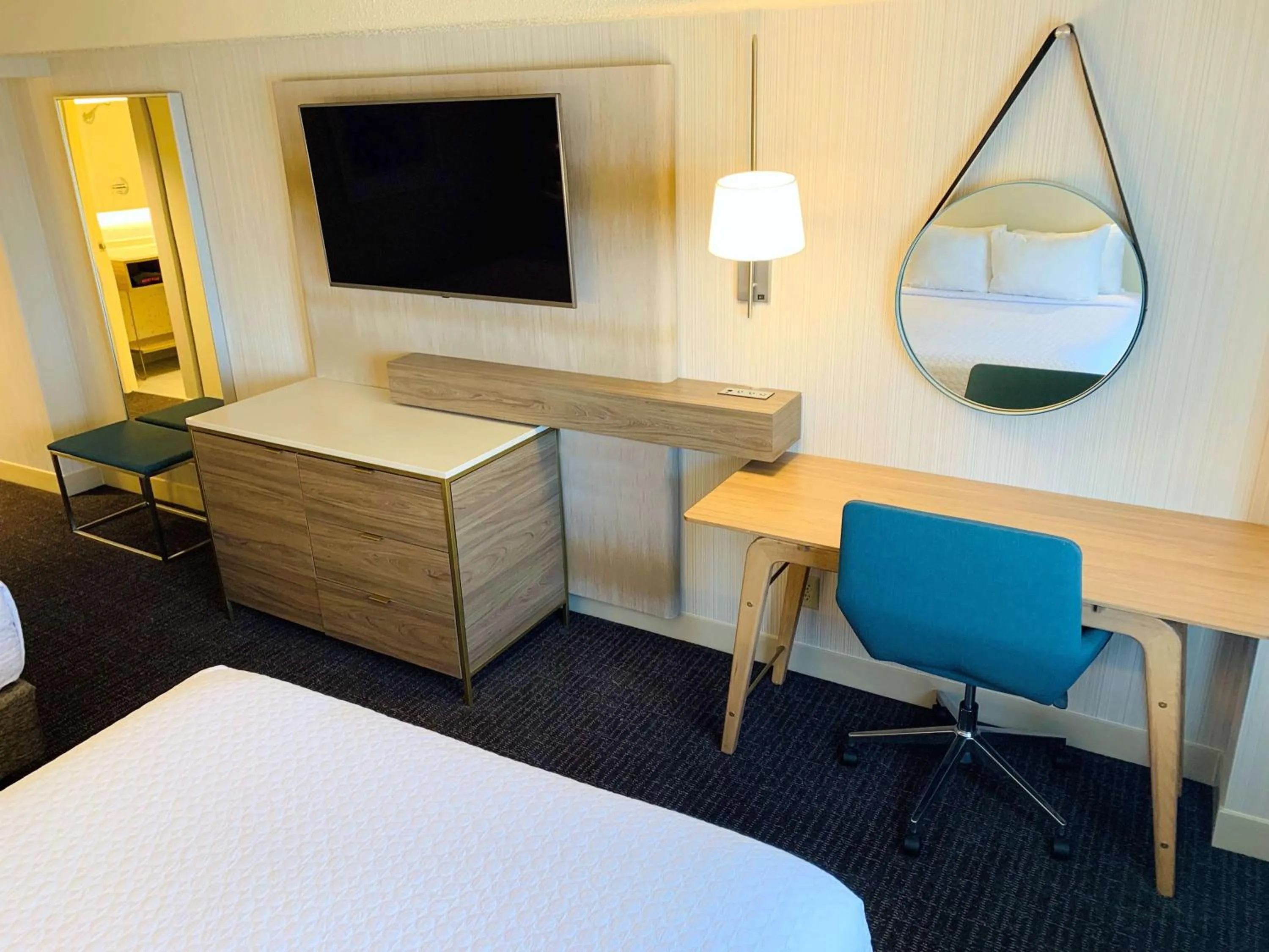 Bedroom, Bed in Sonesta Columbus Downtown