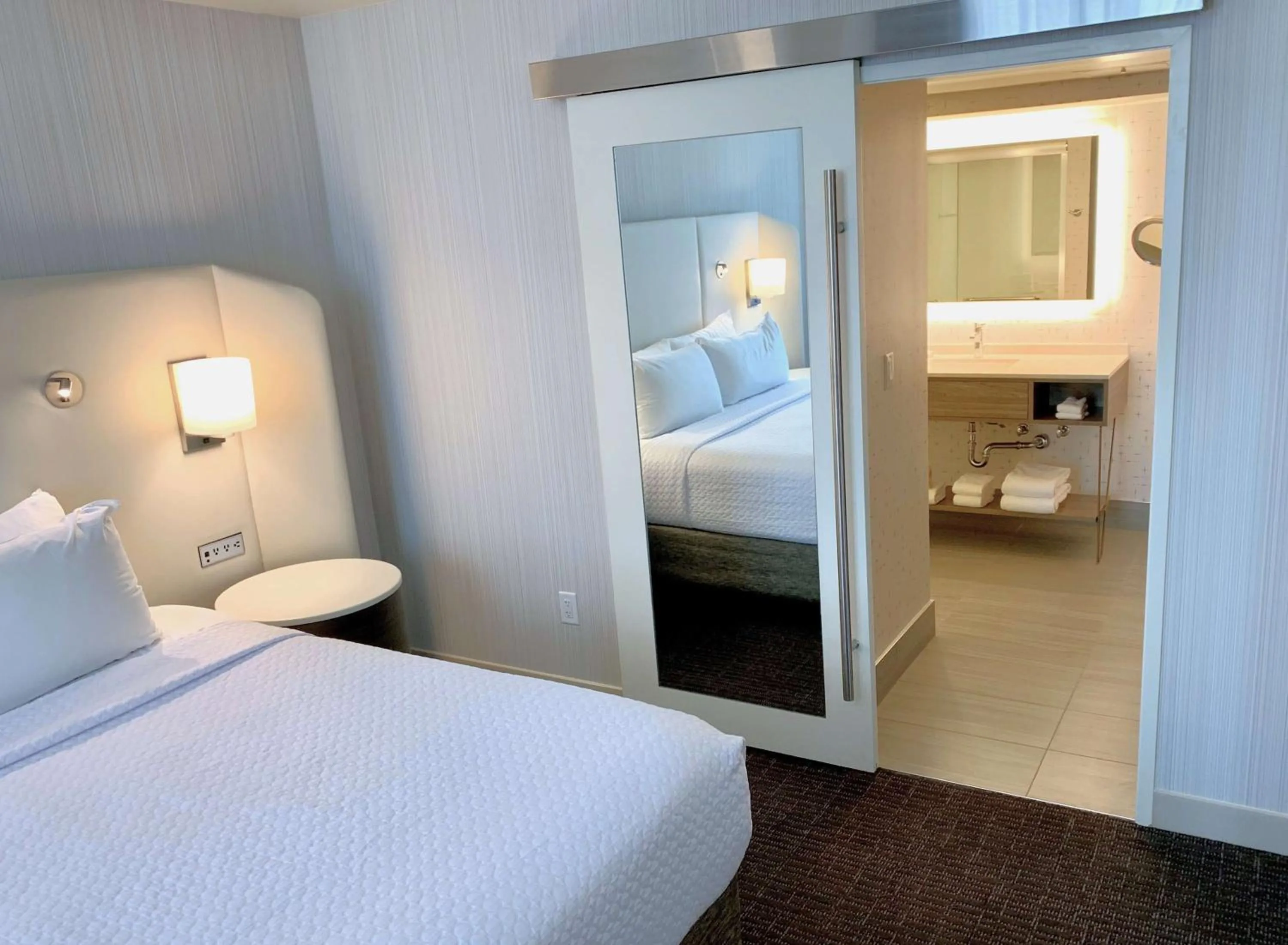 Bedroom, Bed in Sonesta Columbus Downtown