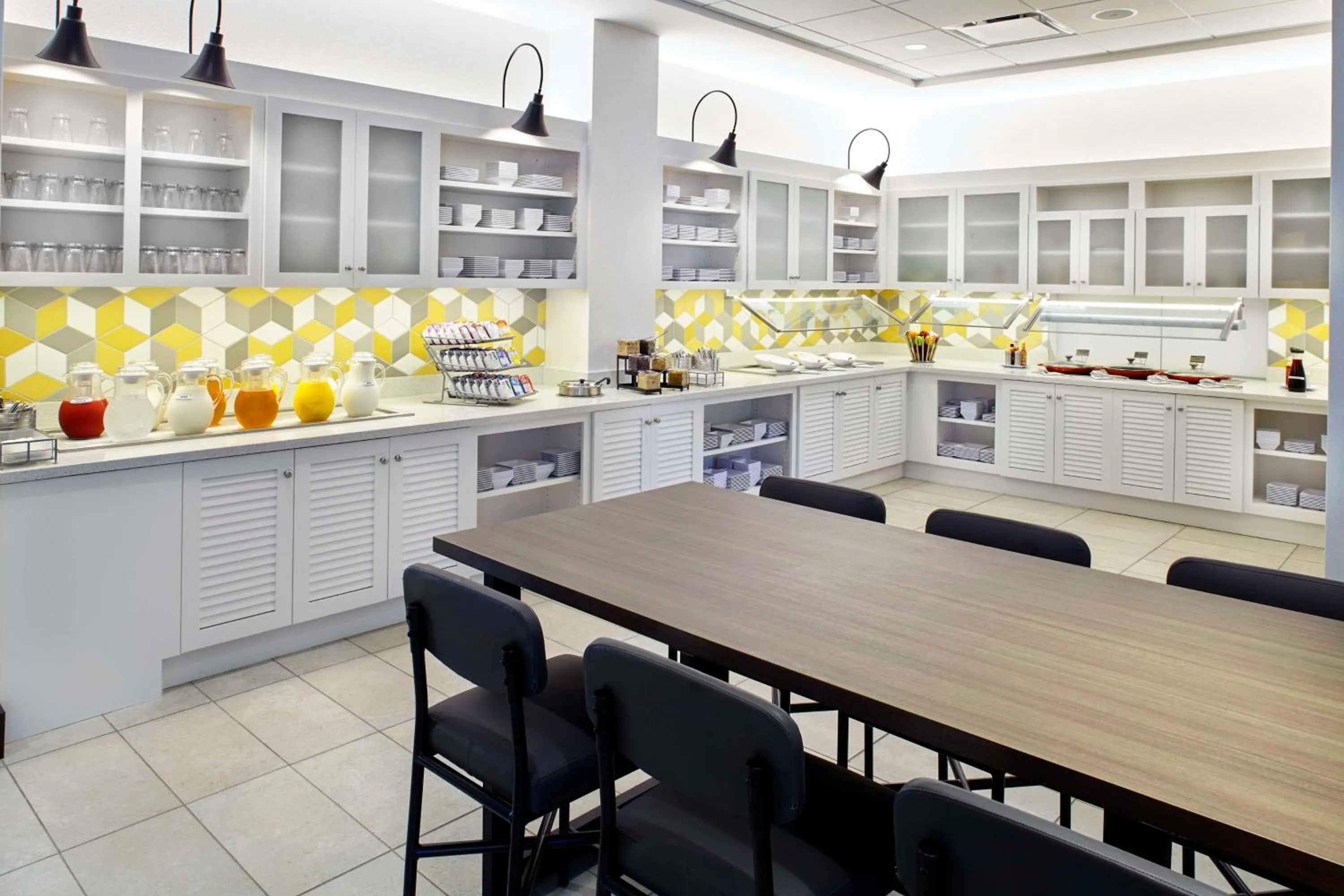 Restaurant/places to eat in Hyatt Place Cleveland/Lyndhurst/Legacy Village