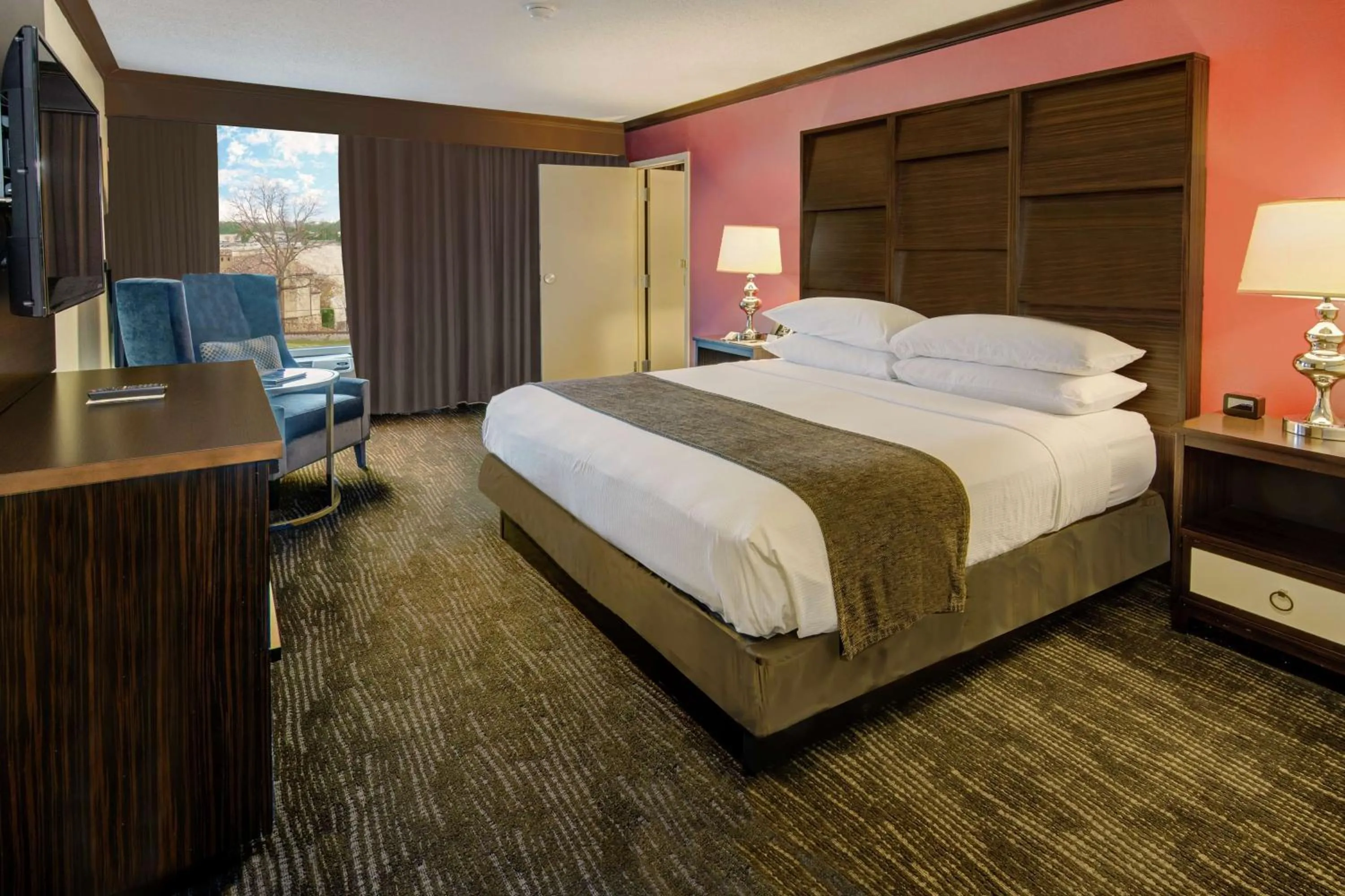 Bedroom, Bed in DoubleTree by Hilton Decatur Riverfront
