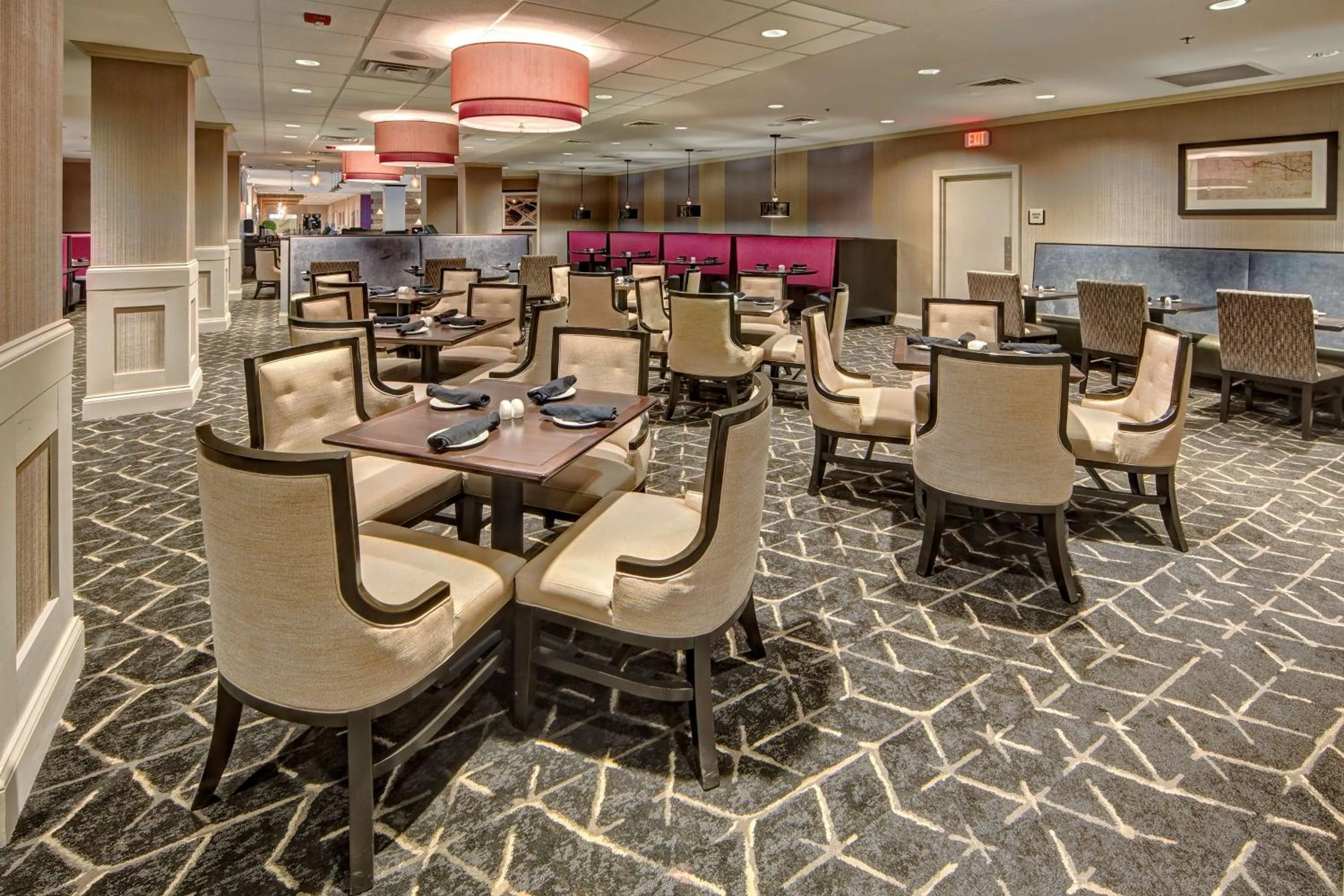 Restaurant/places to eat in DoubleTree by Hilton Decatur Riverfront