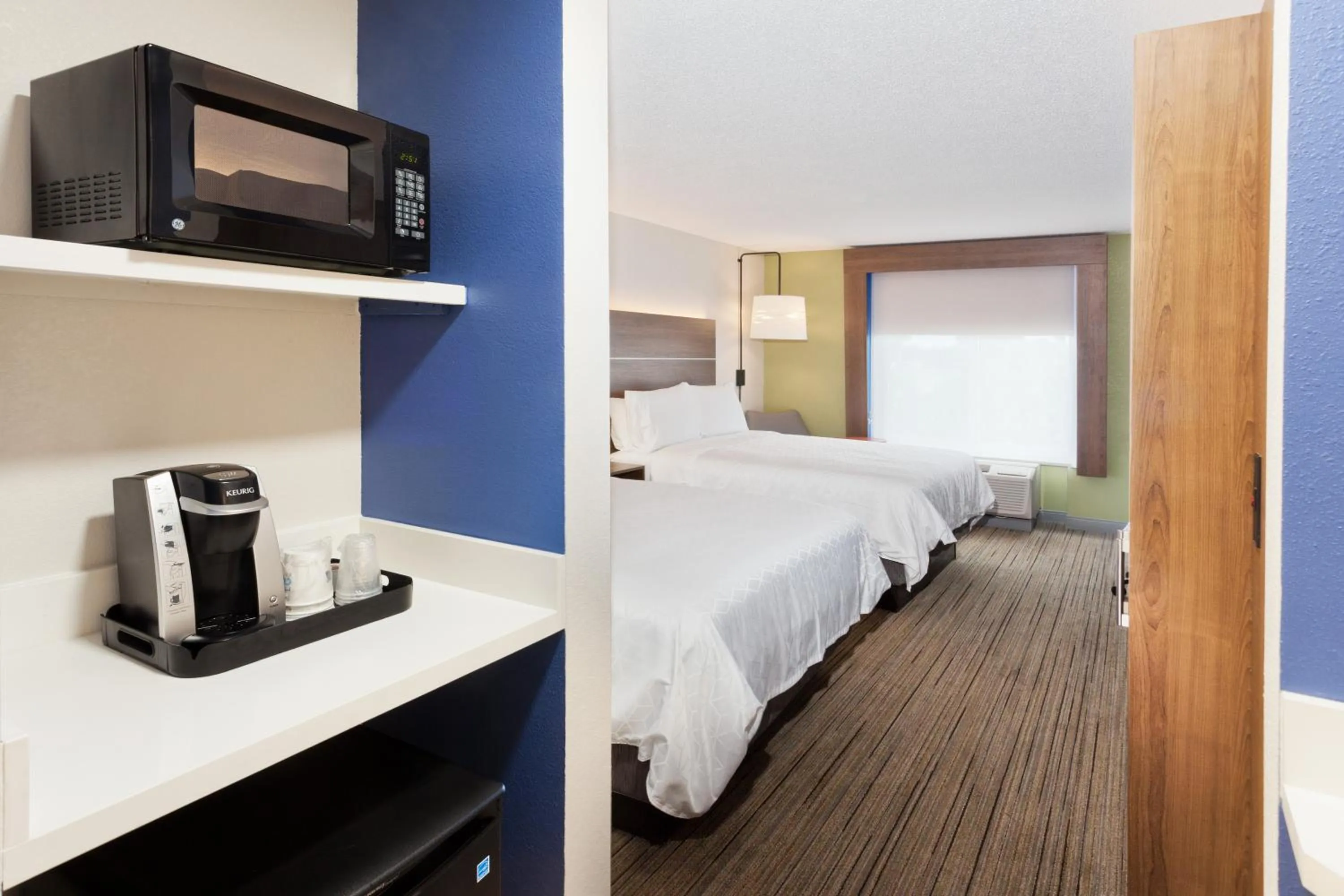 Coffee/tea facilities, Bed in Holiday Inn Express Hotel & Suites Dothan North by IHG
