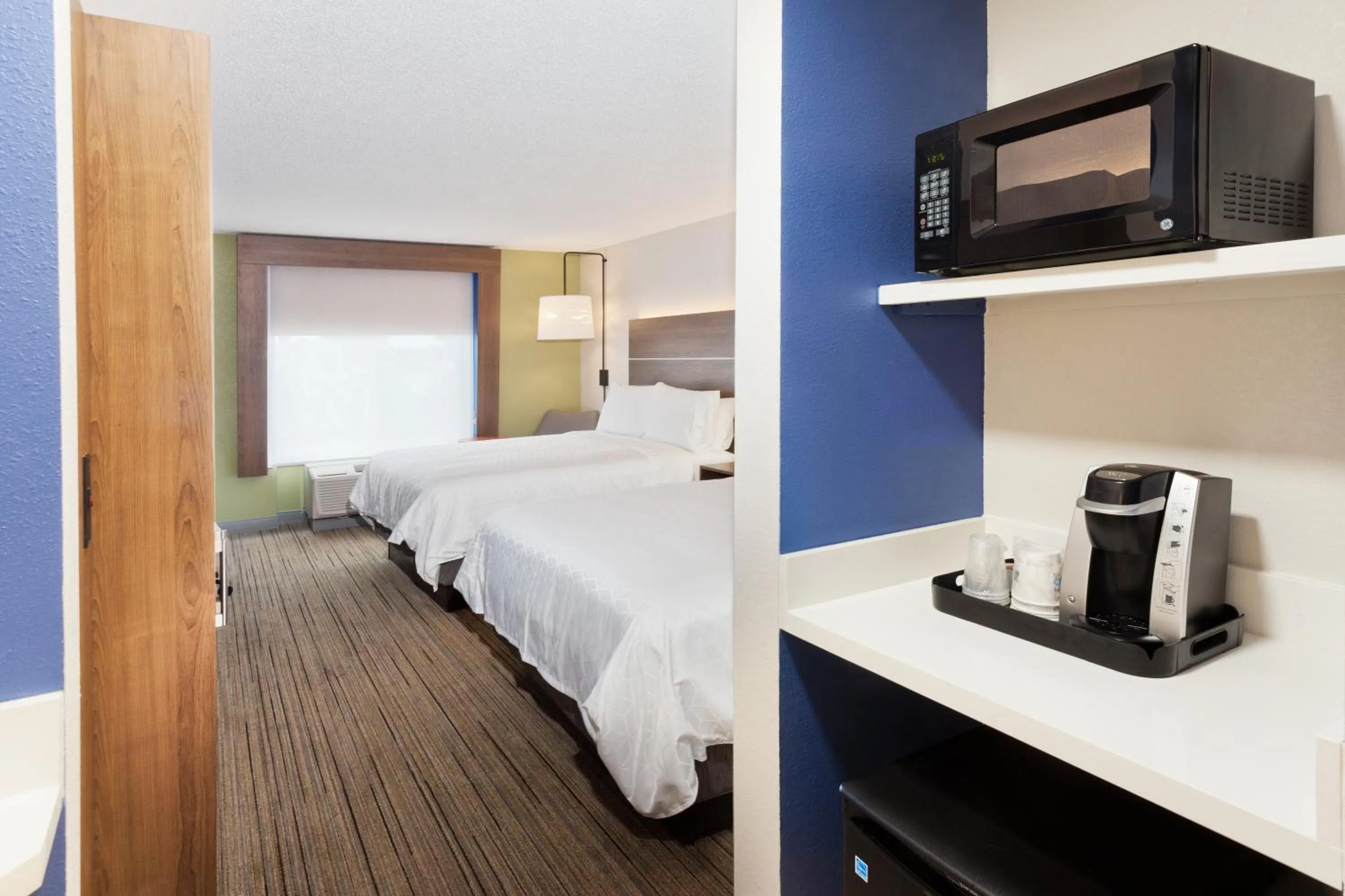 Photo of the whole room, Bed in Holiday Inn Express Hotel & Suites Dothan North by IHG