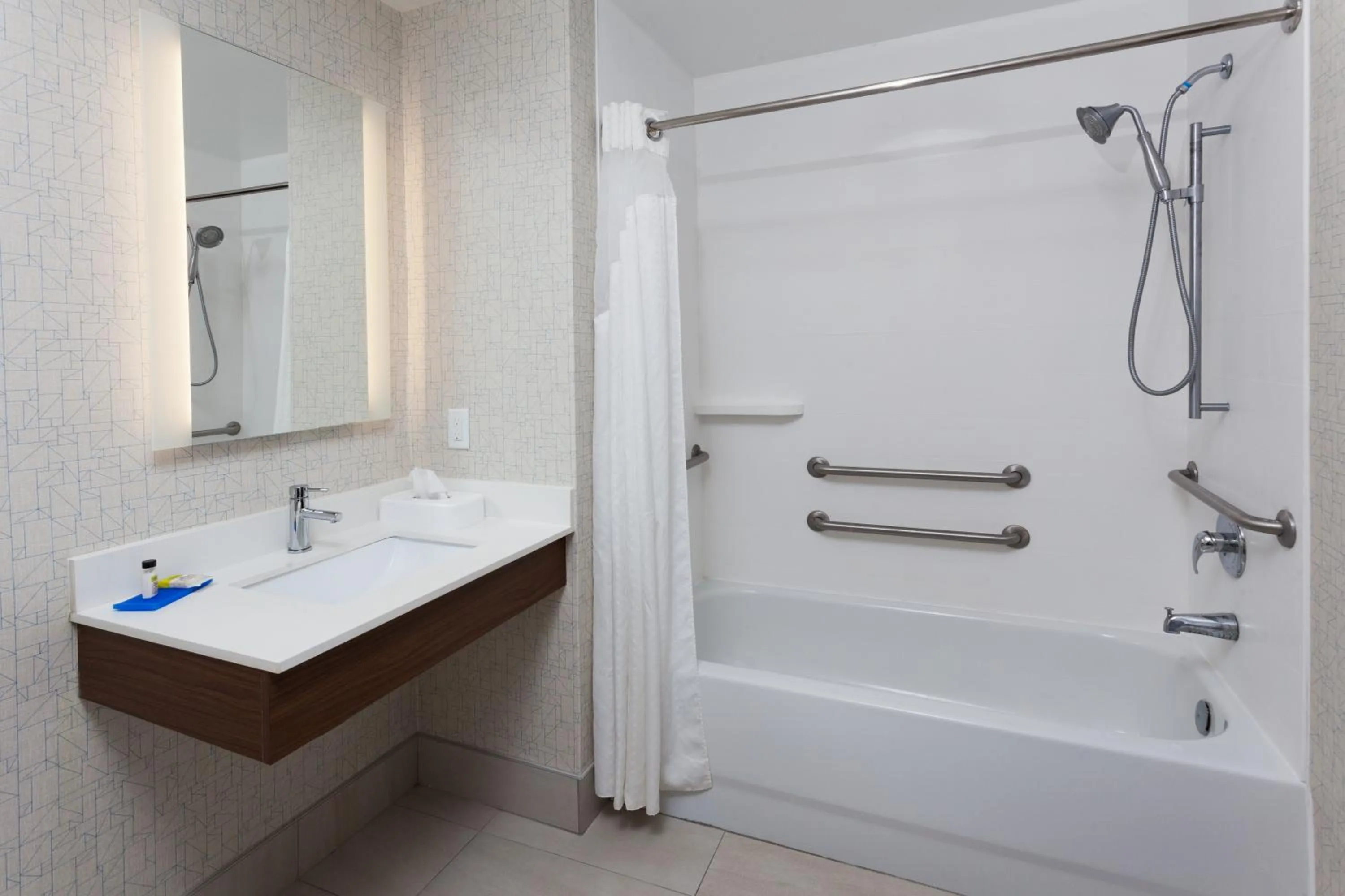 Bathroom in Holiday Inn Express Hotel & Suites Dothan North by IHG