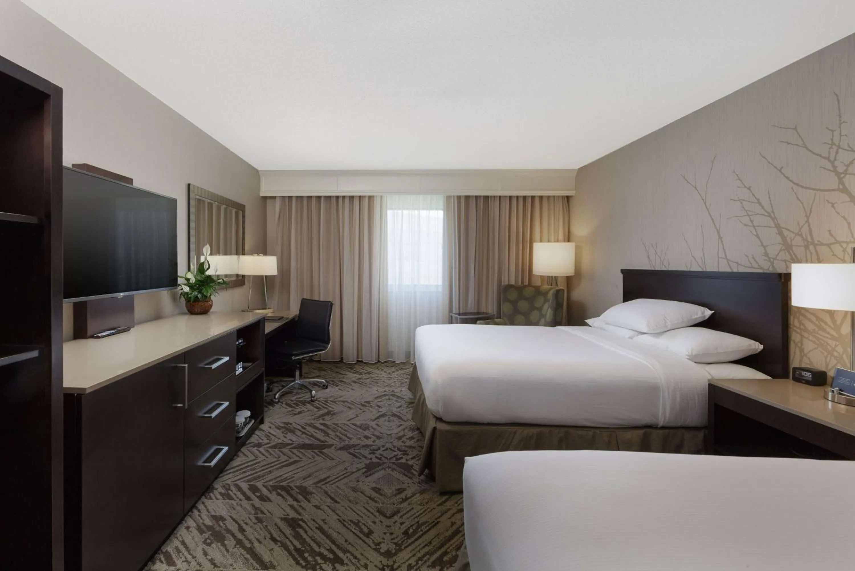 Bedroom, Bed in Hilton Cincinnati Airport