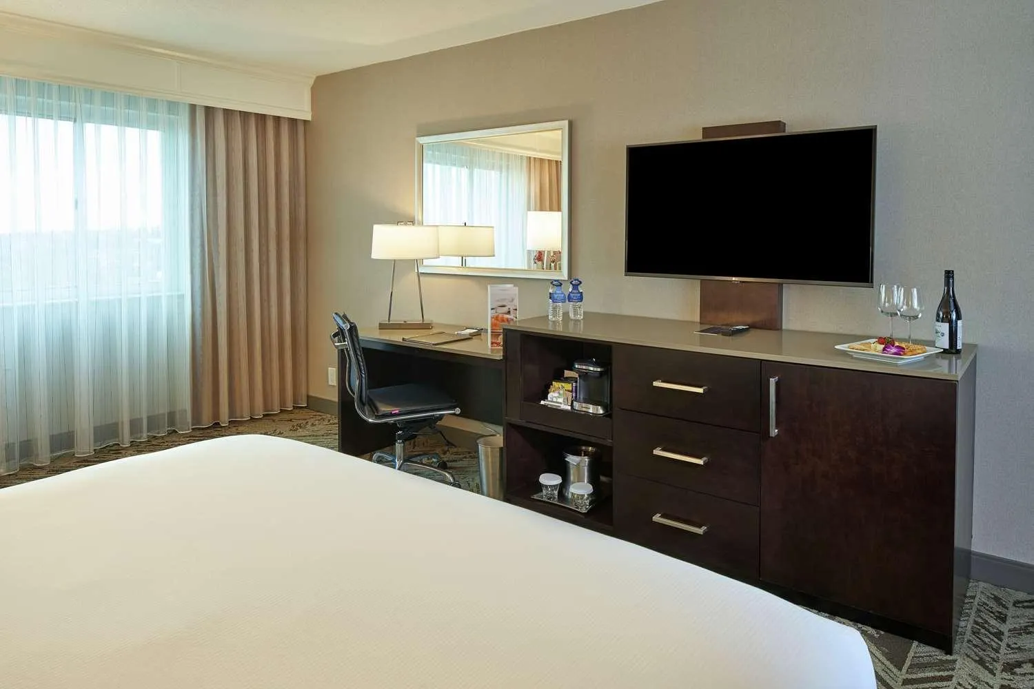 Bed in Hilton Cincinnati Airport