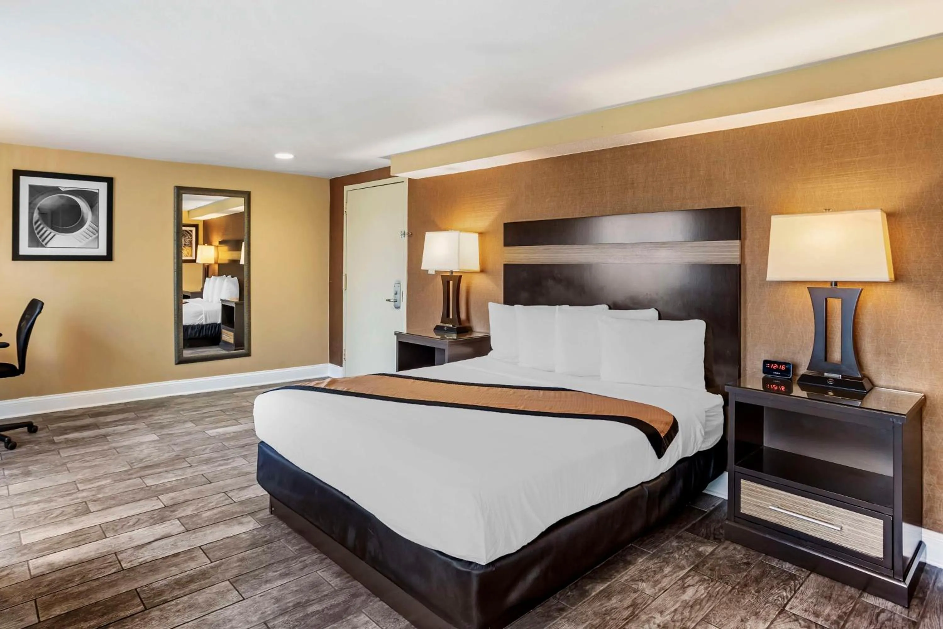 Bedroom, Bed in Best Western Plus Newark Airport West