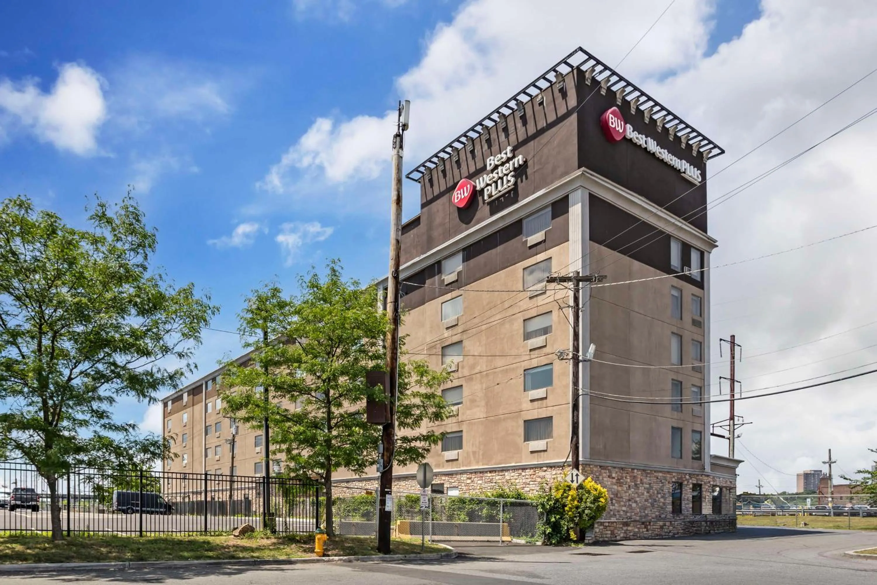 Property building in Best Western Plus Newark Airport West