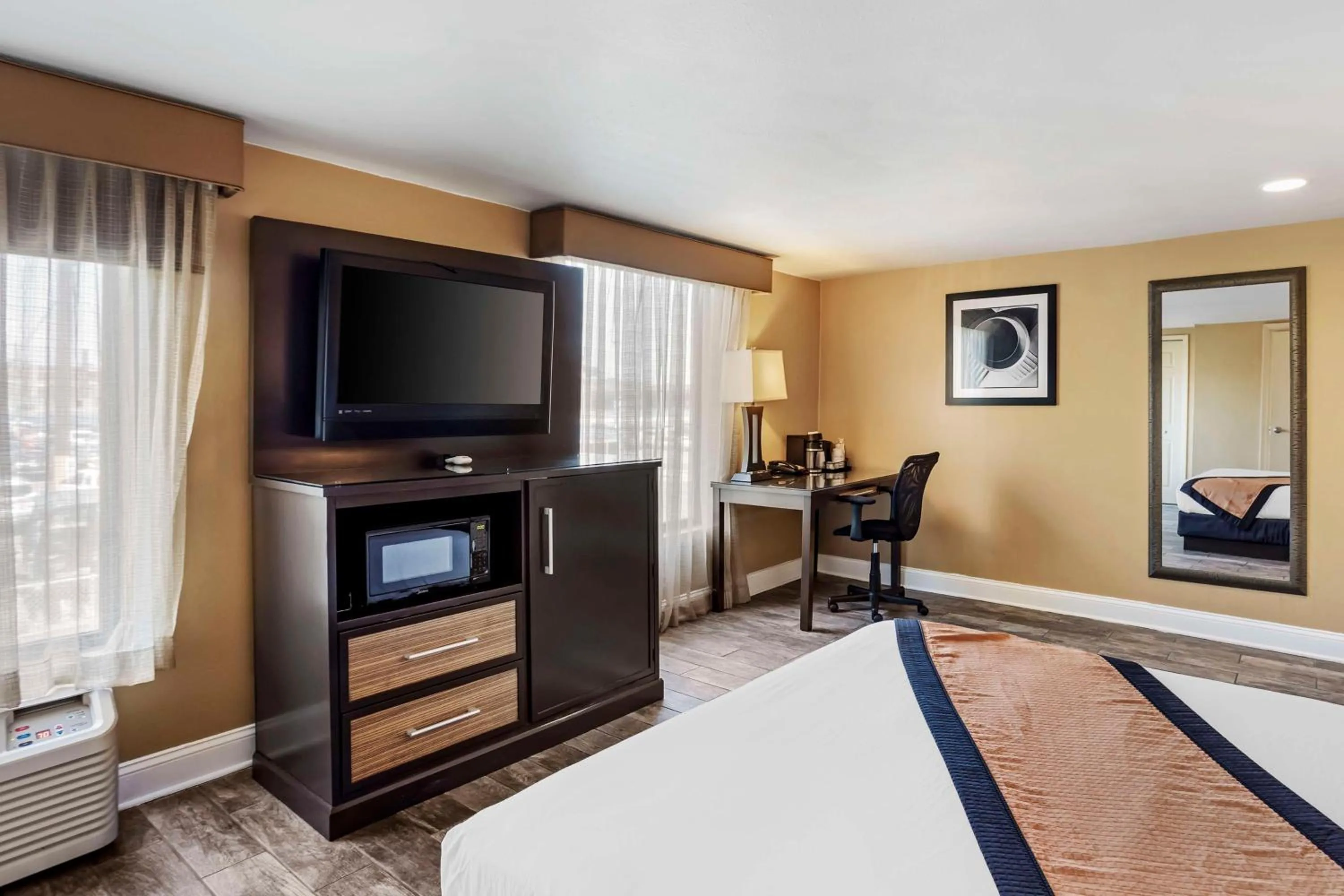 Bedroom, Bed in Best Western Plus Newark Airport West