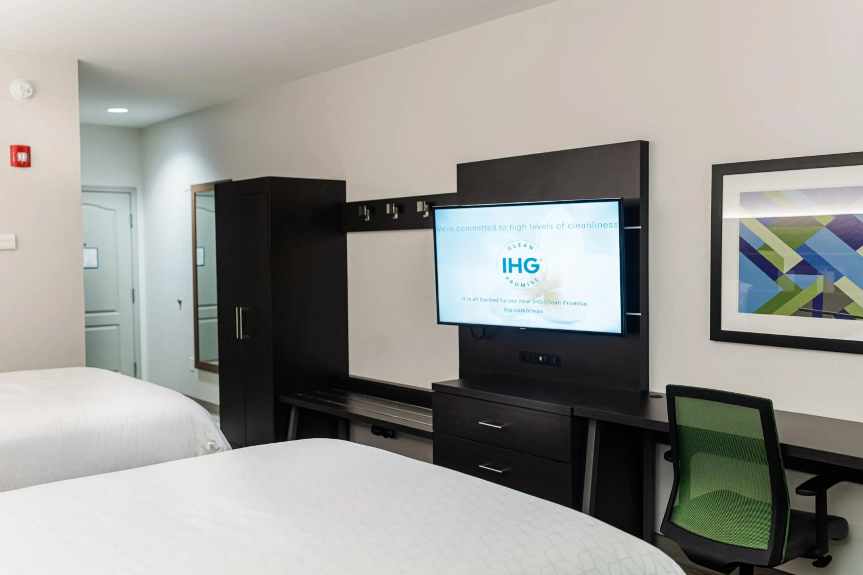 Photo of the whole room, Bed in Holiday Inn Express Hotel & Suites Greenville by IHG