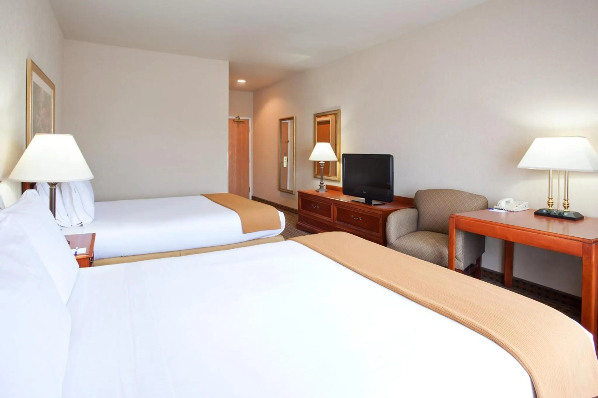 Photo of the whole room, Bed in Holiday Inn Express Hotel & Suites Columbus Southeast Groveport by IHG