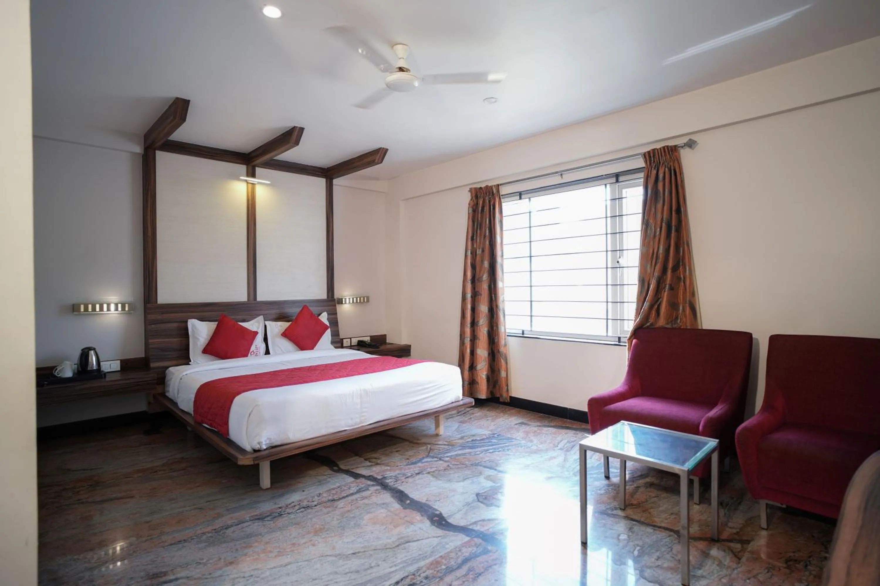 Bedroom, Bed in Cartier Biznotel
