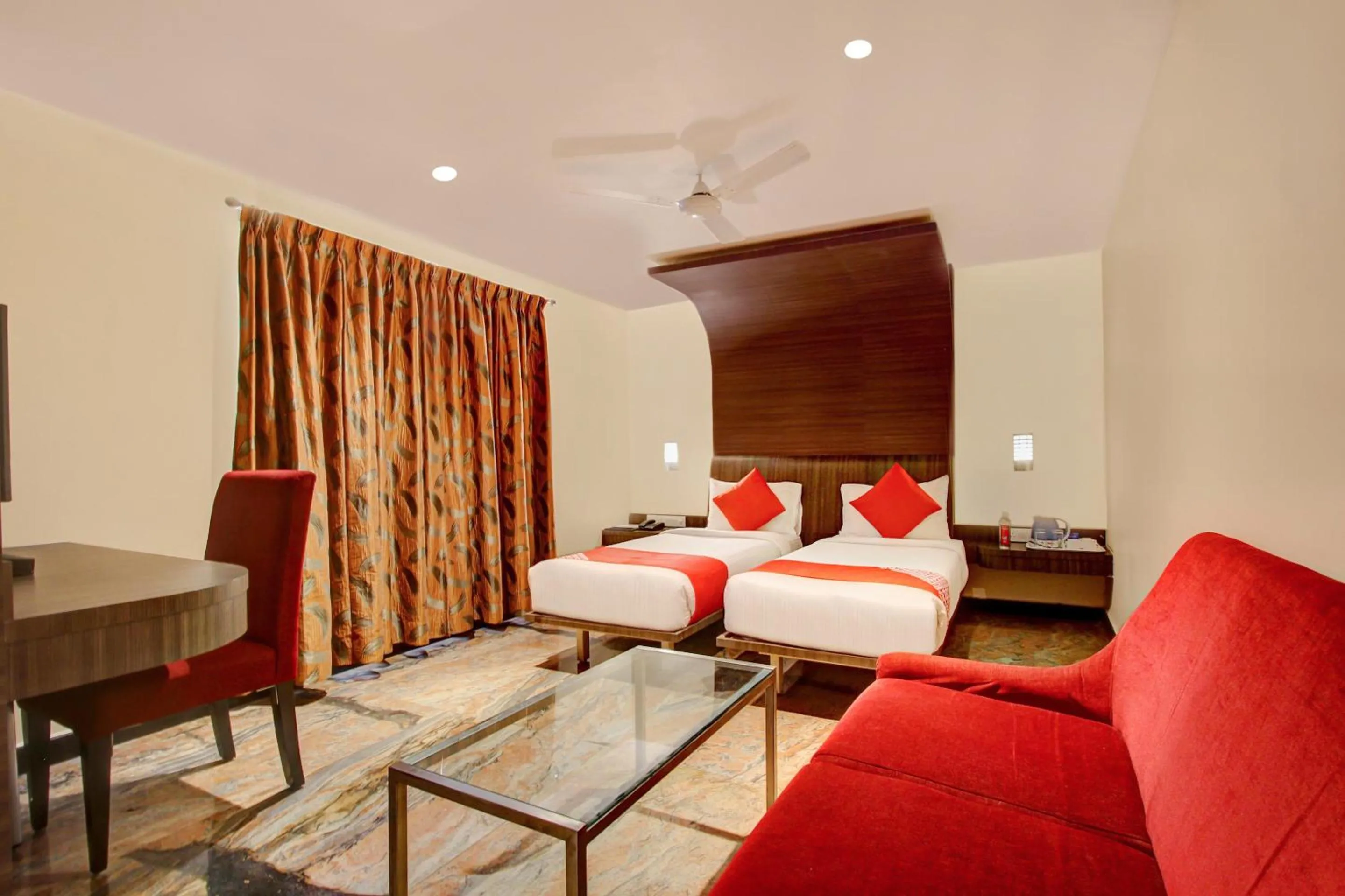 Bedroom, Bed in Cartier Biznotel