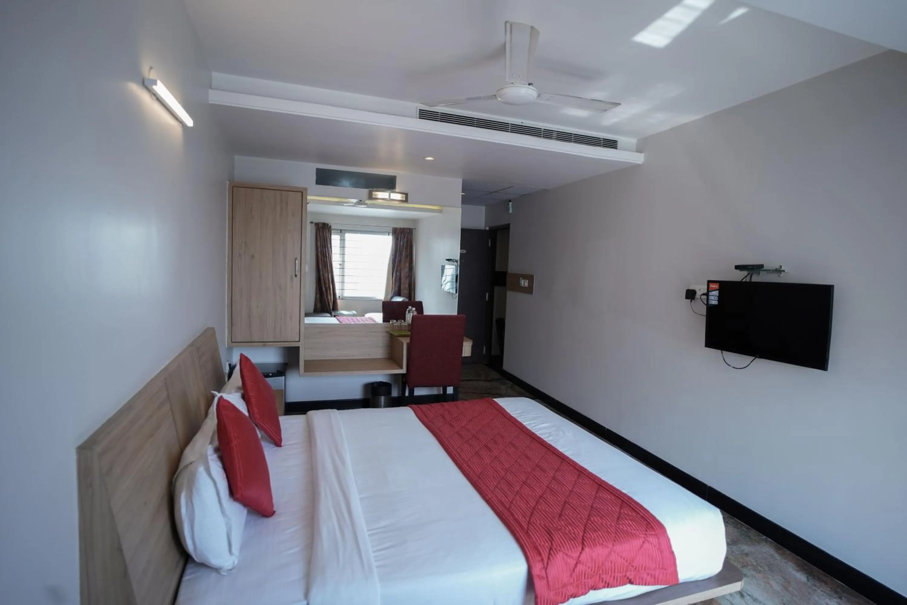 Bedroom, Bed in Cartier Biznotel