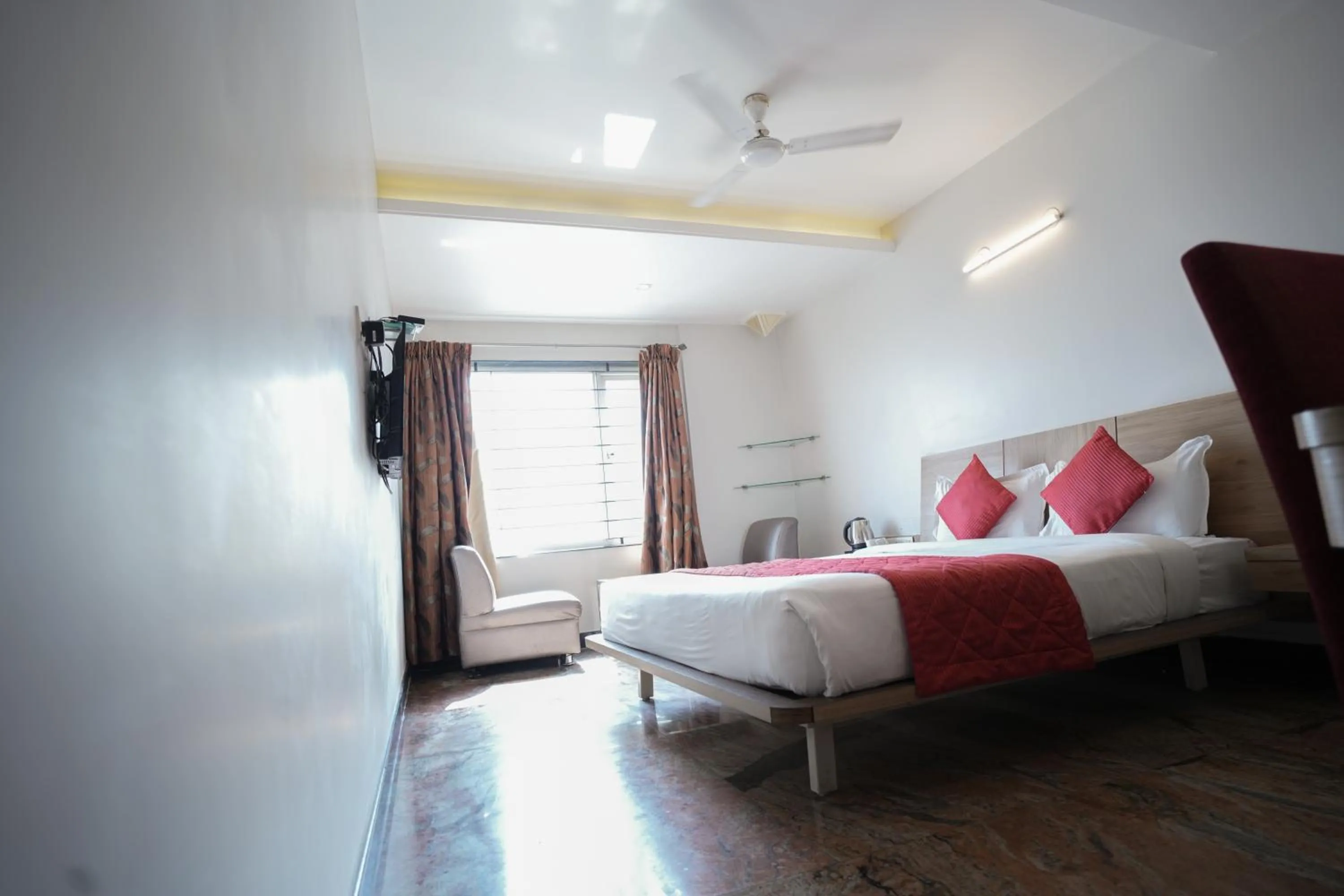 Bedroom, Bed in Cartier Biznotel