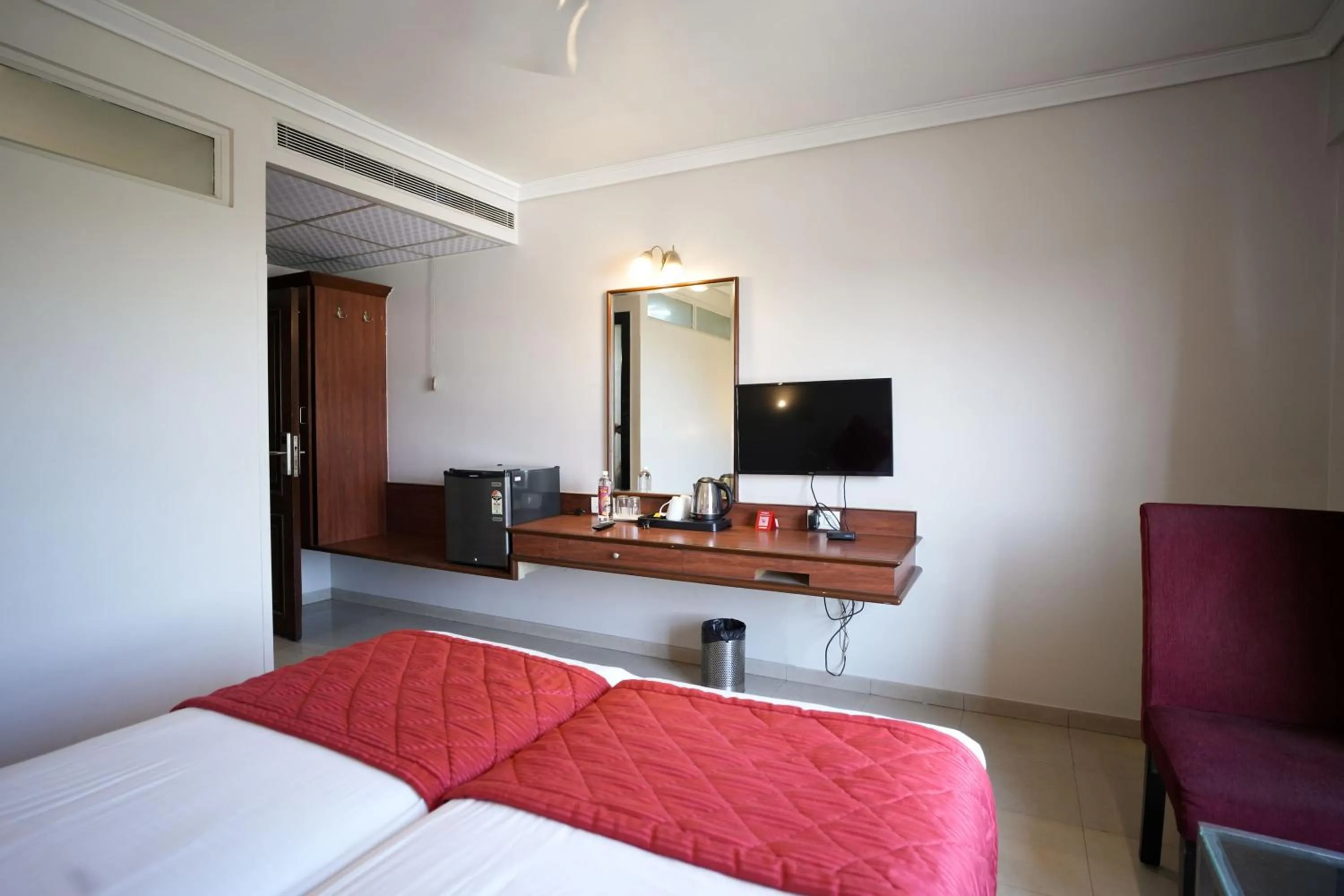 Communal lounge/ TV room, Bed in Cartier Biznotel