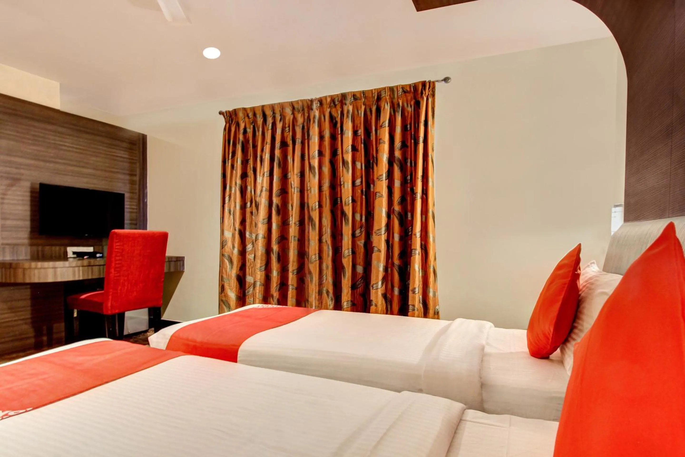 Bedroom, Bed in Cartier Biznotel