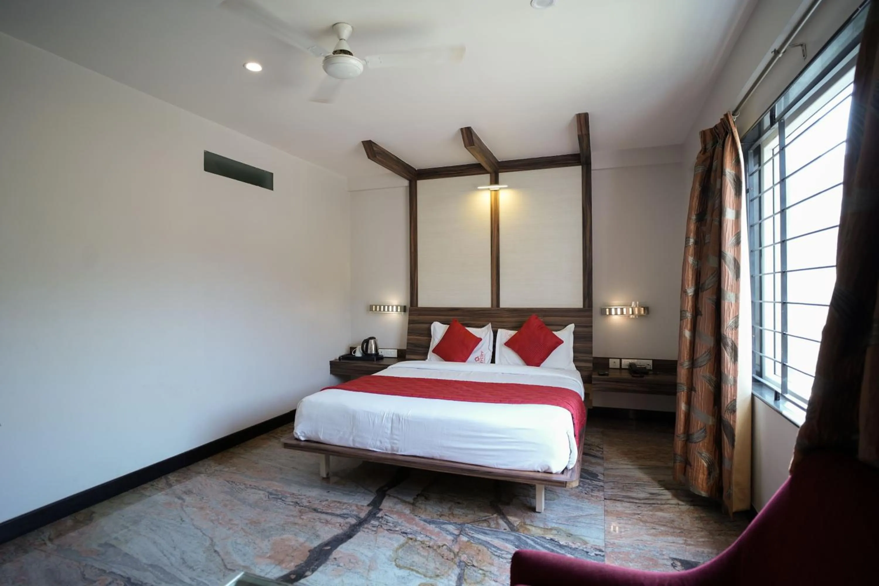 Bedroom, Bed in Cartier Biznotel