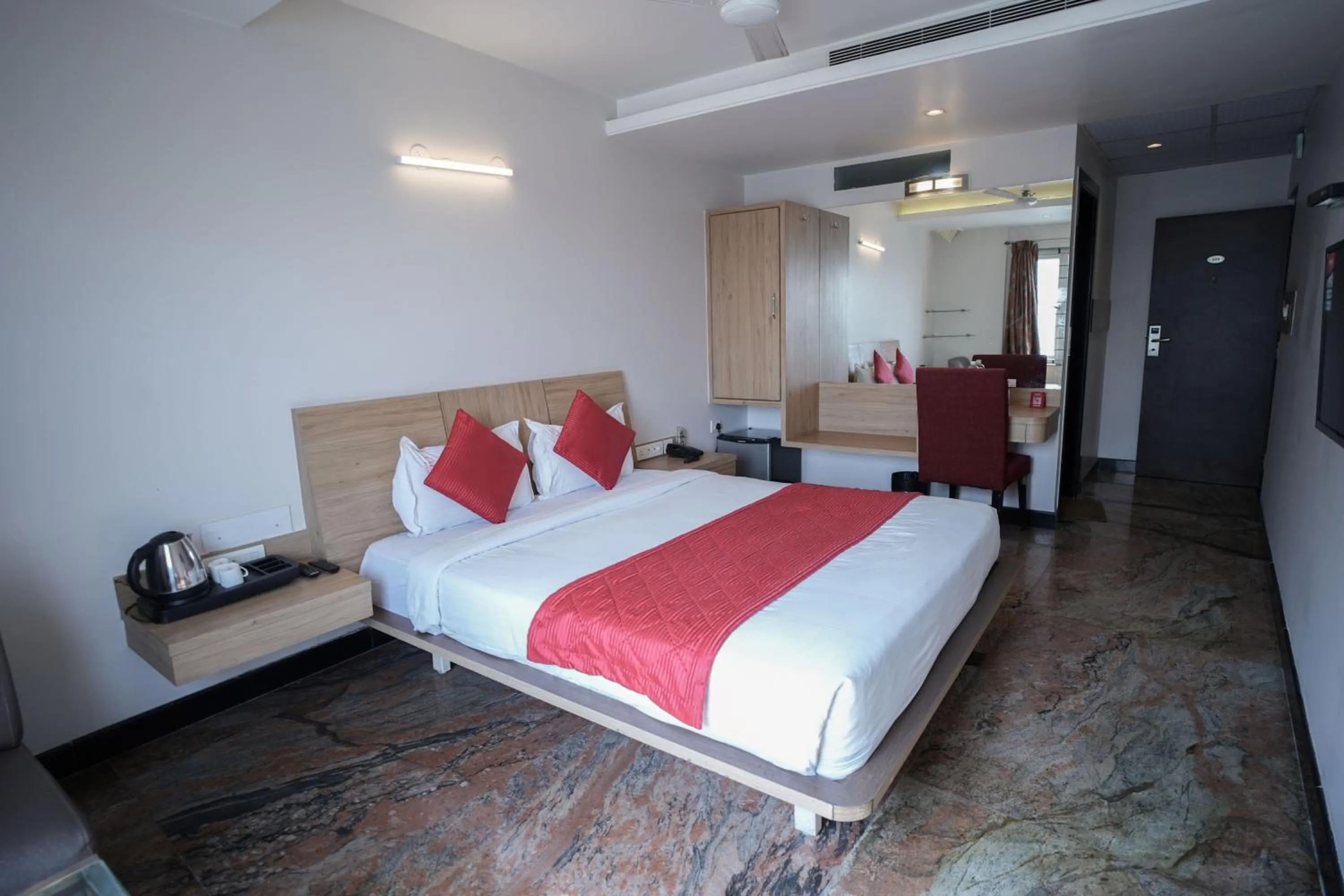 Bedroom, Bed in Cartier Biznotel