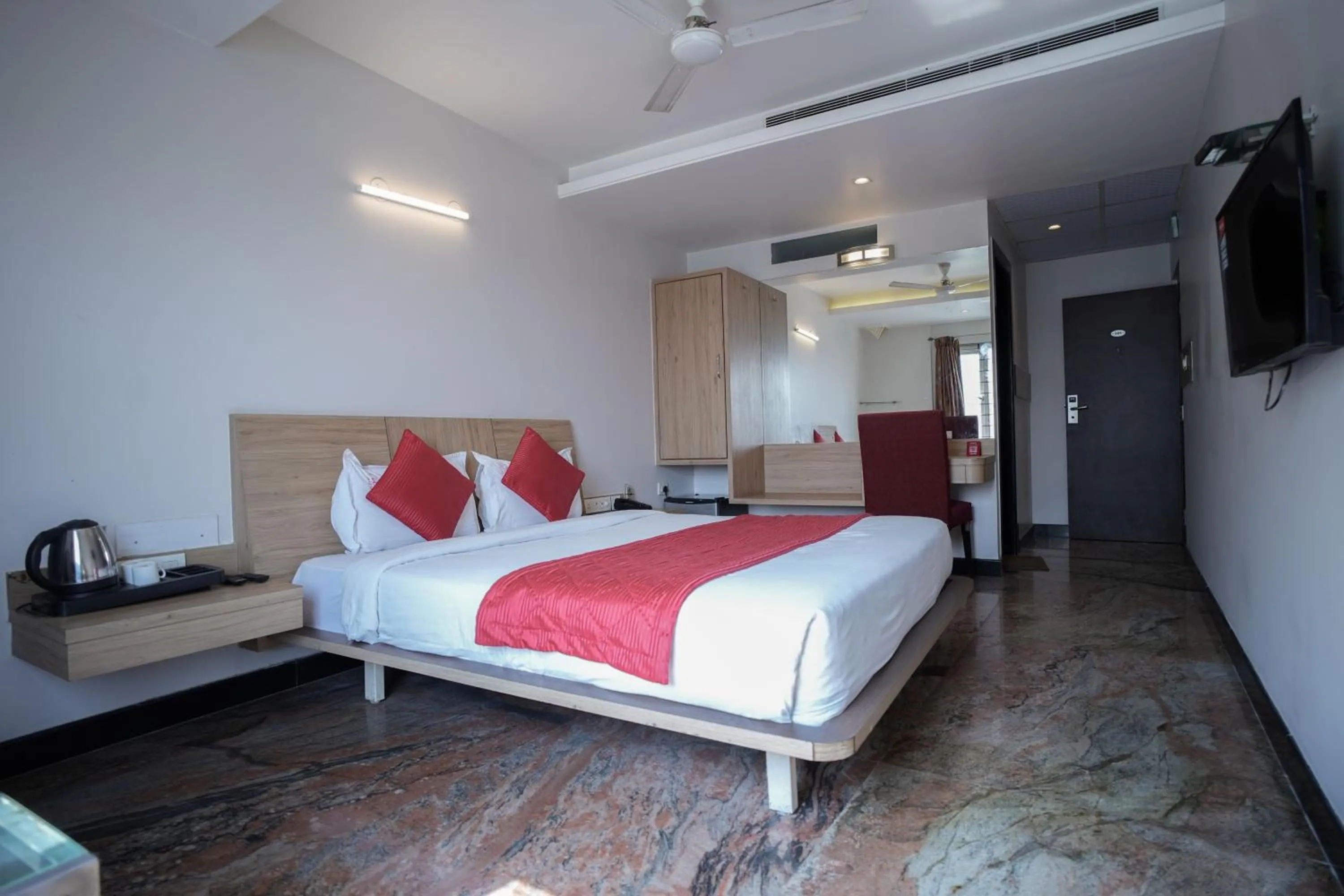 Bedroom, Bed in Cartier Biznotel
