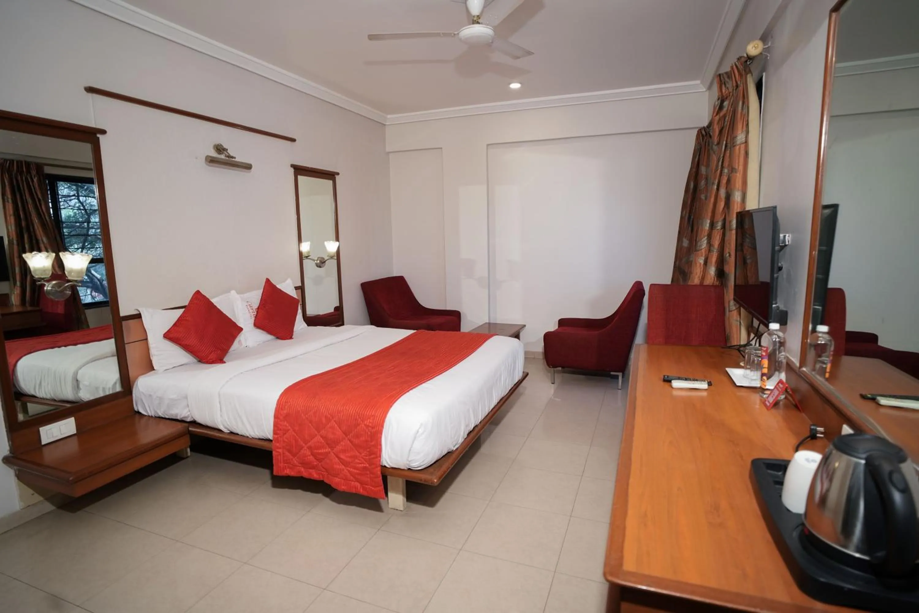Bedroom, Bed in Cartier Biznotel