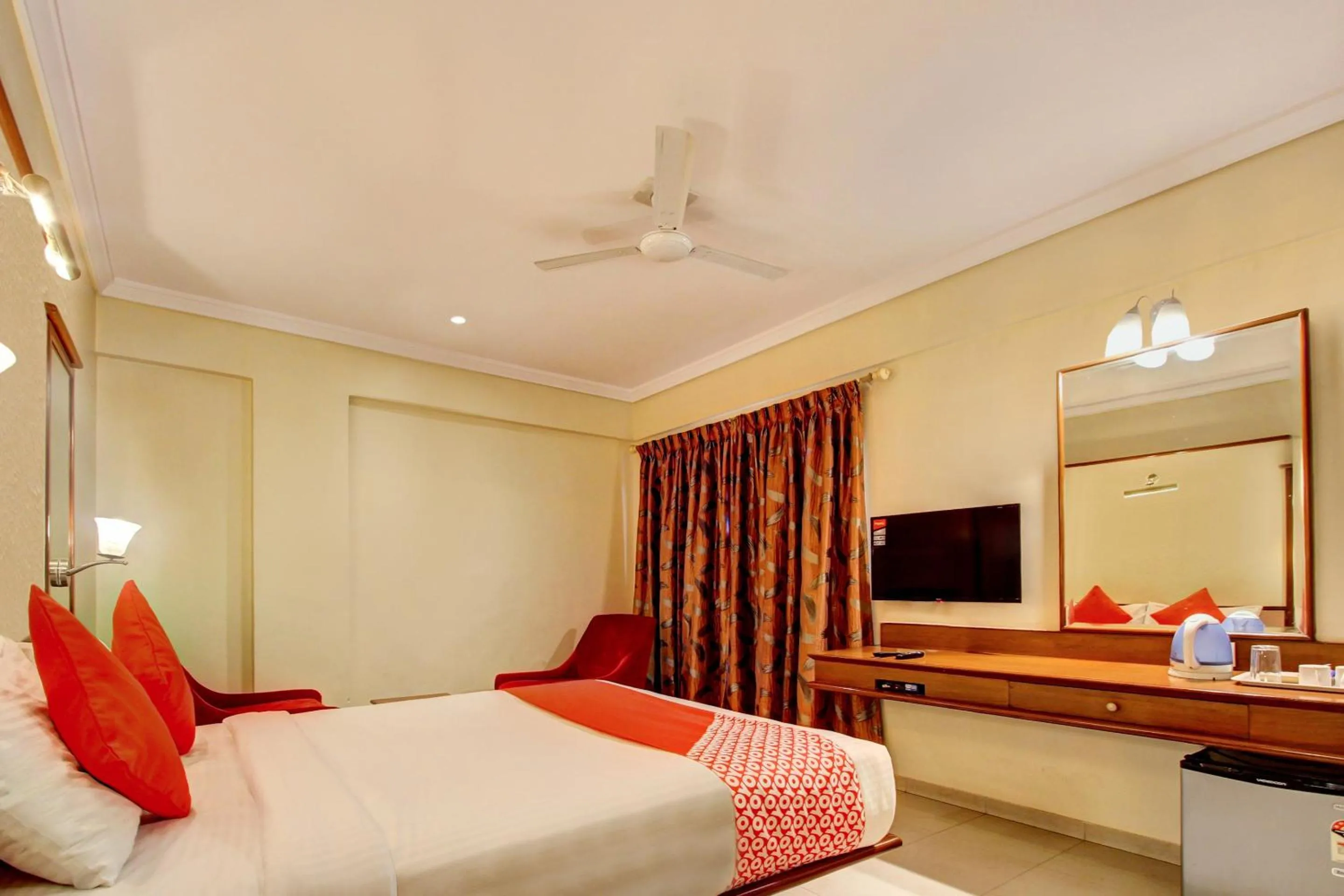 Bedroom, Bed in Cartier Biznotel