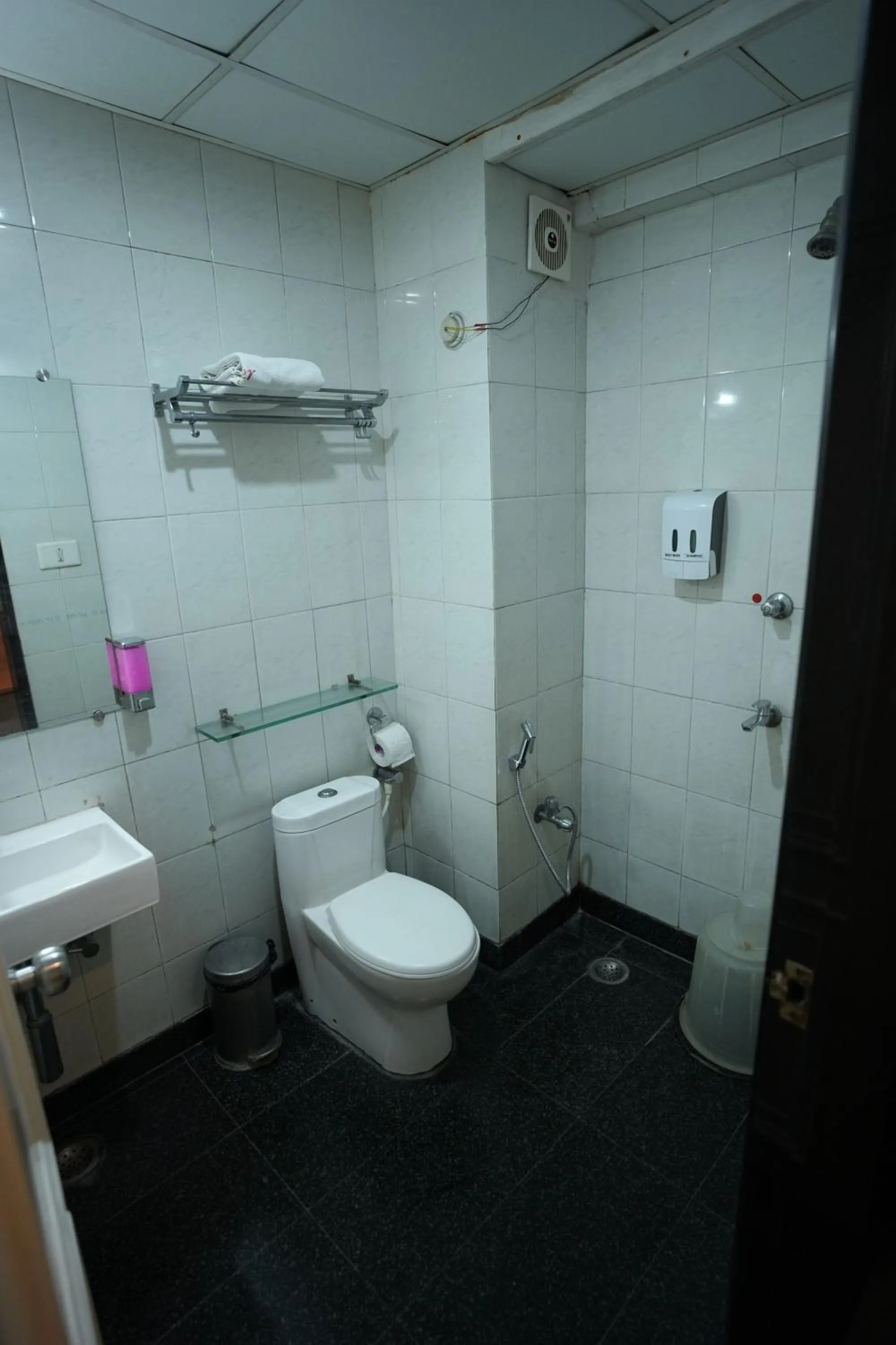 Bathroom in Cartier Biznotel
