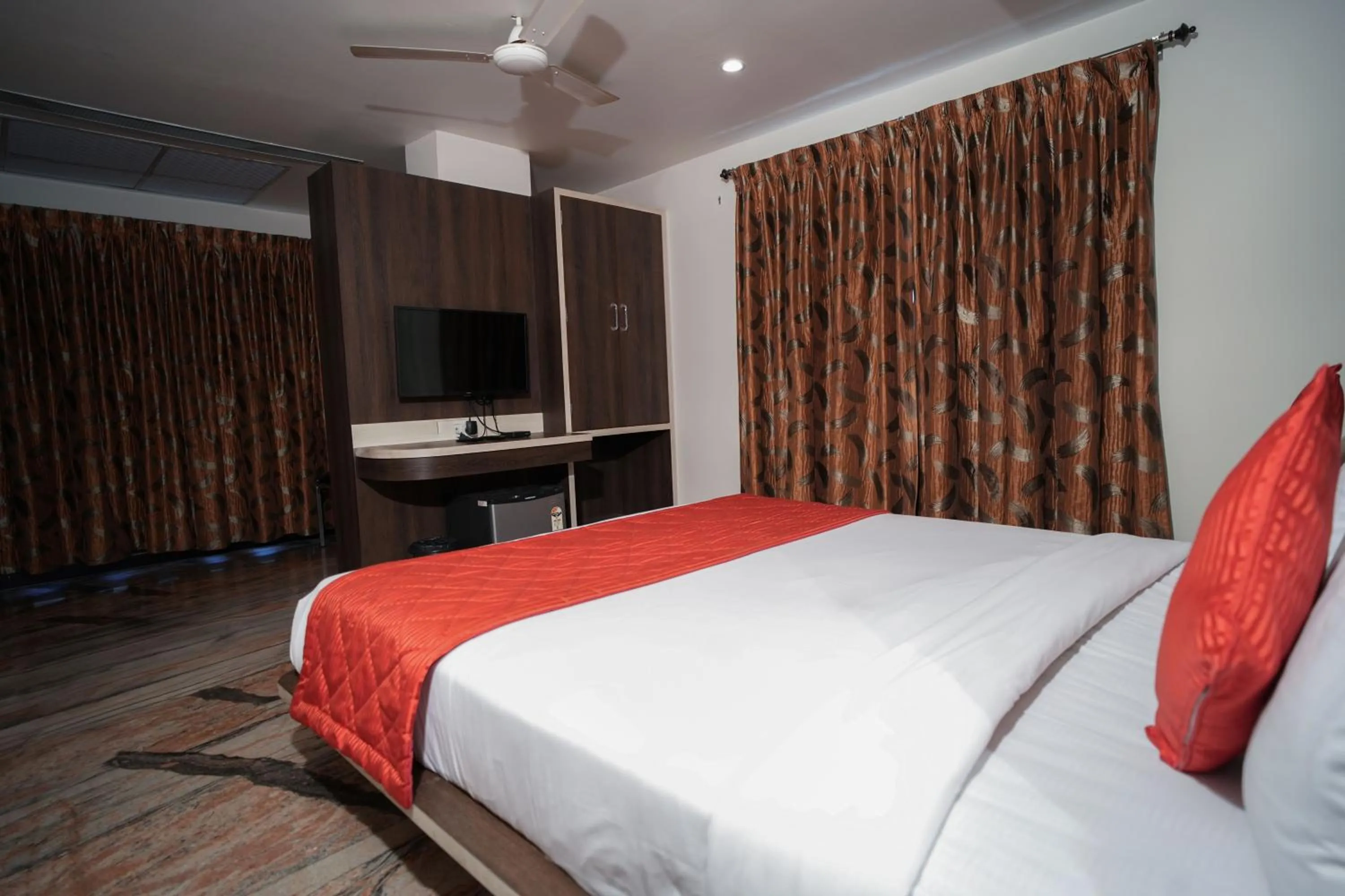Bedroom, Bed in Cartier Biznotel