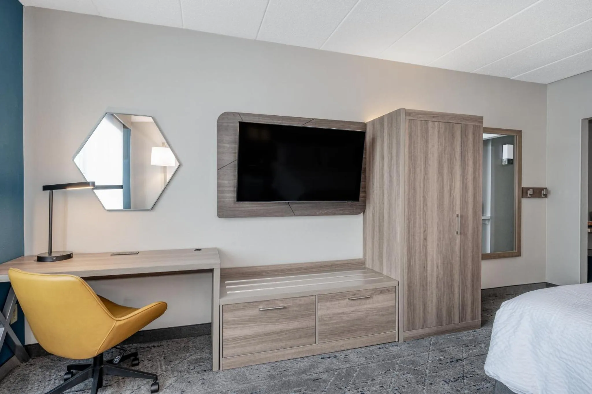 Photo of the whole room, Bed in Holiday Inn Express Hotel & Suites Columbus Airport by IHG